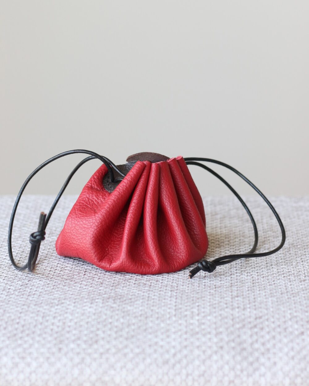 petite aumônière artisanale en cuir rouge