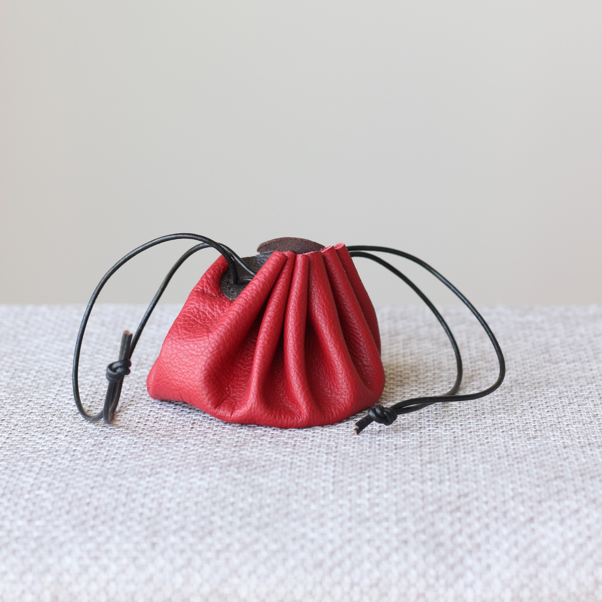 petite-aumoniere-cuir-rouge petite aumônière artisanale en cuir rouge