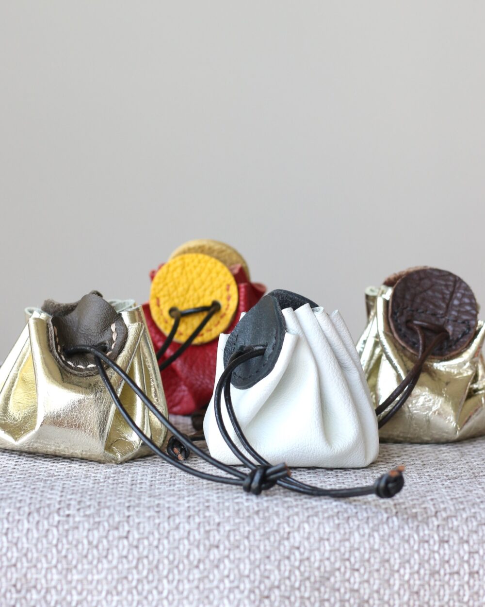 Petite aumônière en cuir véritable avec fermeture par cordon cuir