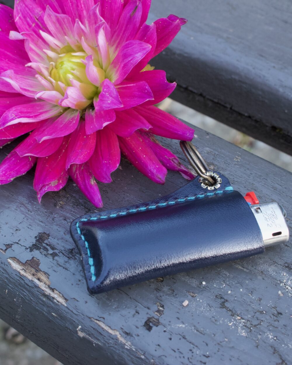 Étui à briquet en cuir au design artisanal contemporain fabriqué à la main