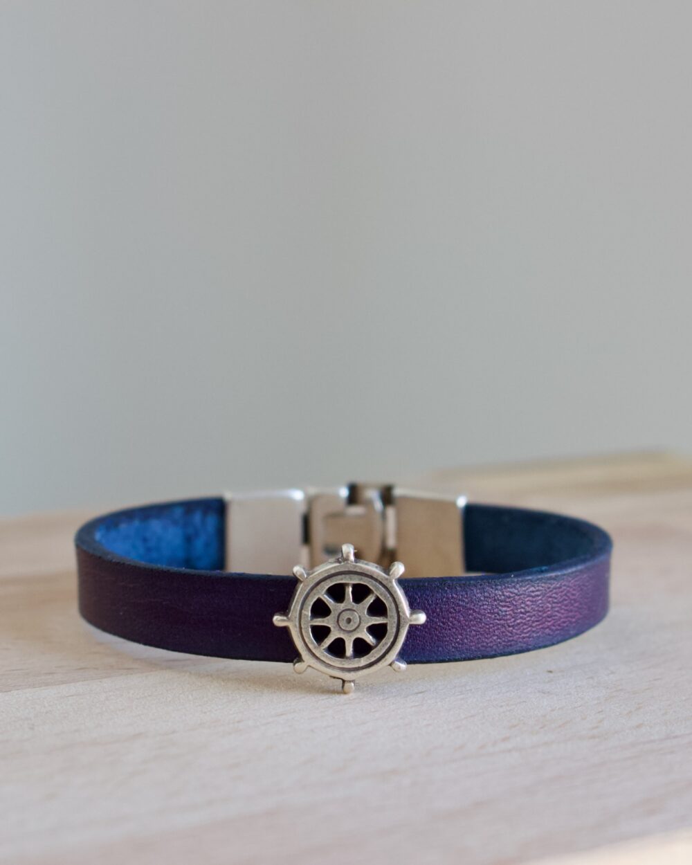 Bijou en cuir bleu marine artisanal sur le thème de la navigation et de la mer