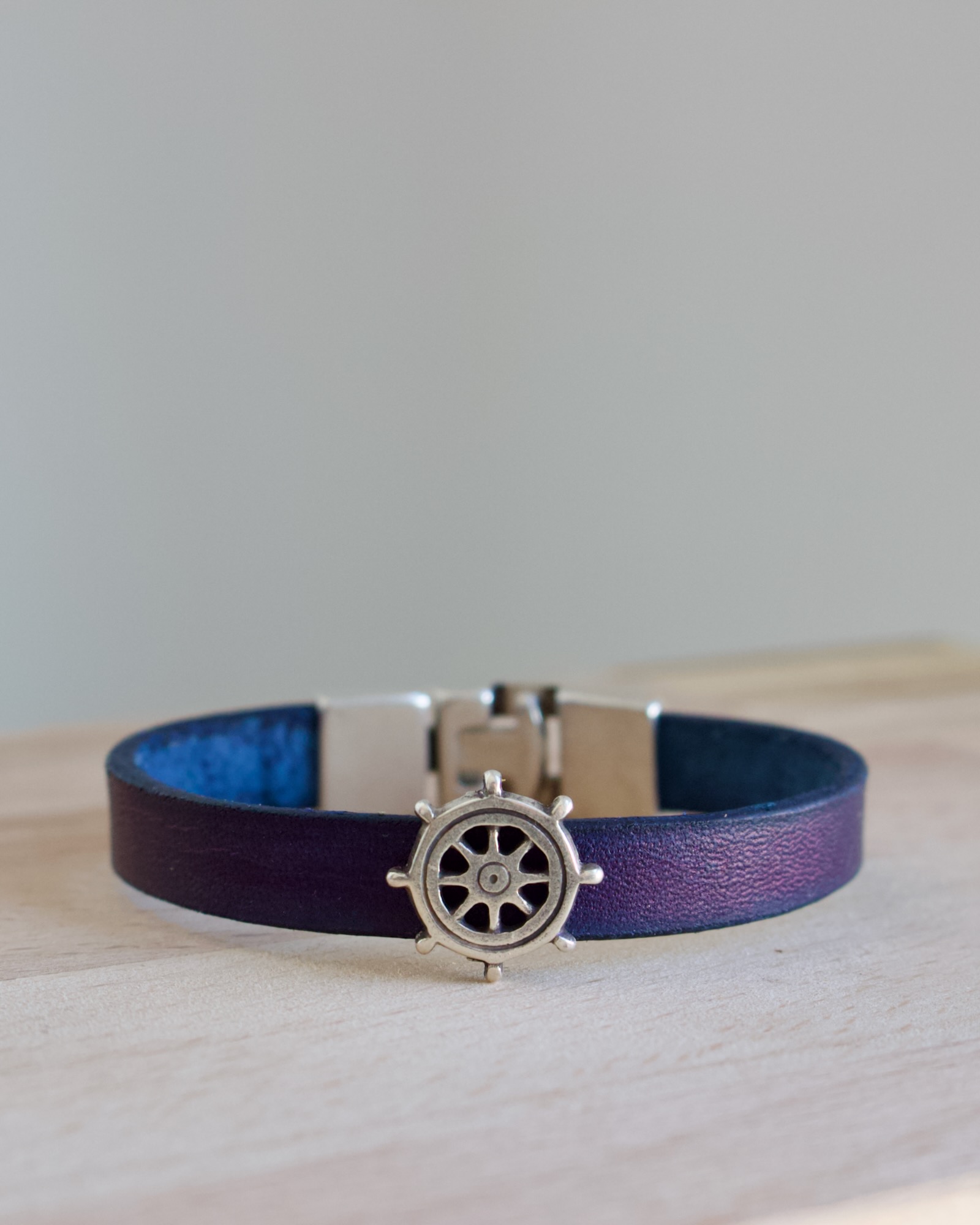 bijou-cuir-bleu-marine-theme-navigation Bijou en cuir bleu marine artisanal sur le thème de la navigation et de la mer