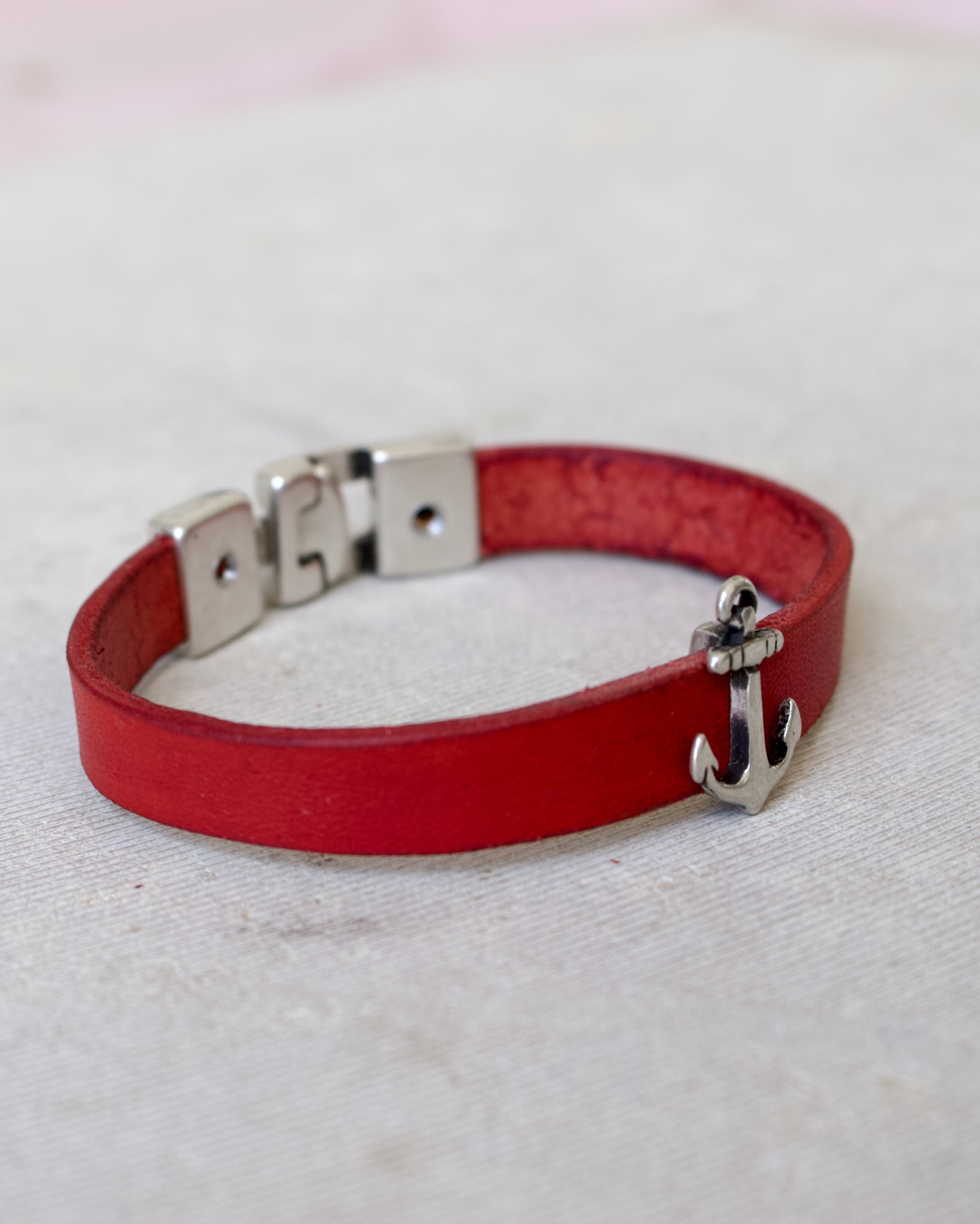 bijou-cuir-rouge-artisanal-theme-marin Bijou artisanal en cuir rouge inspiré de l’univers marin avec ancre de bateau