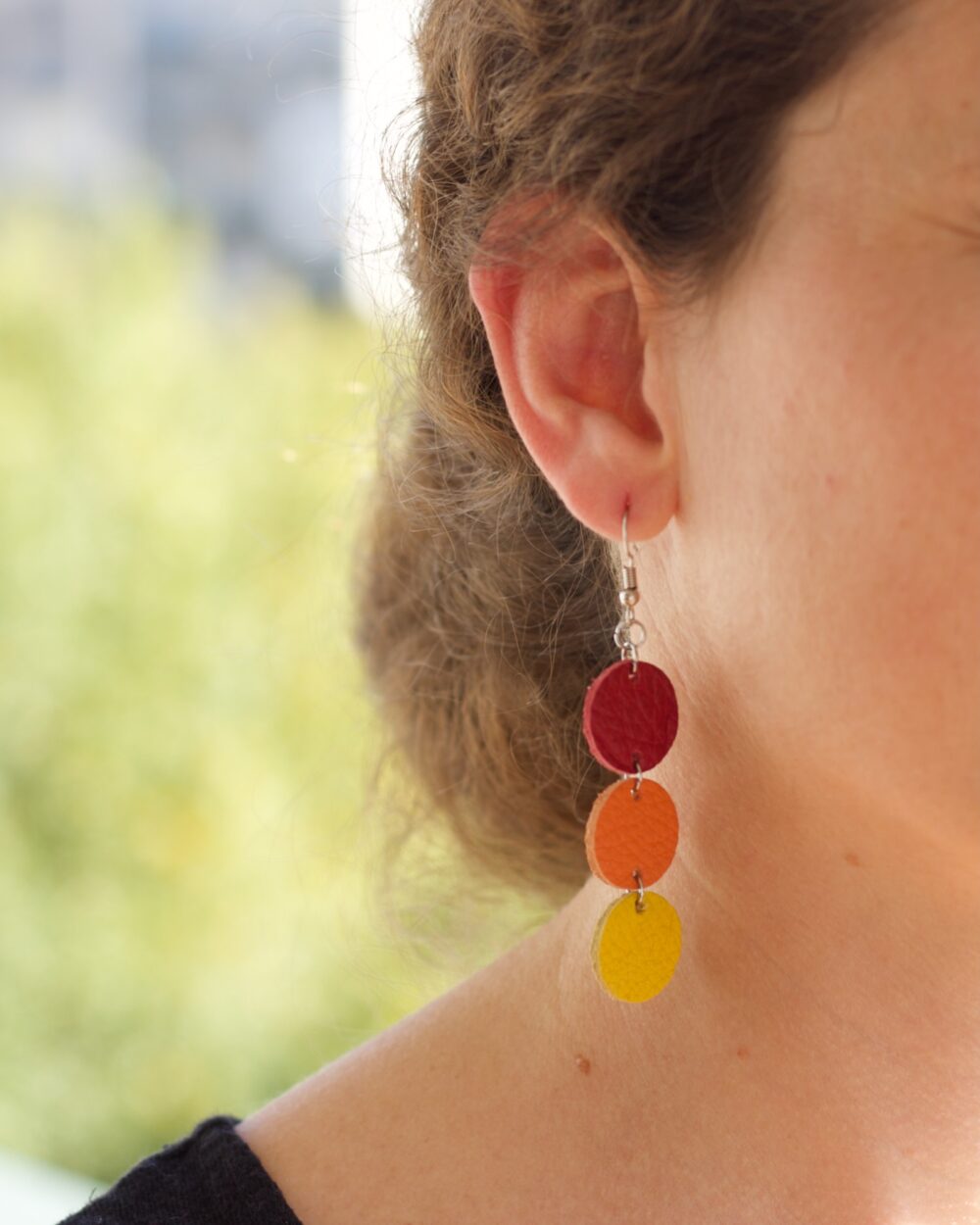 Boucles d’oreilles artisanales en cuir coloré rouge orange et jaune