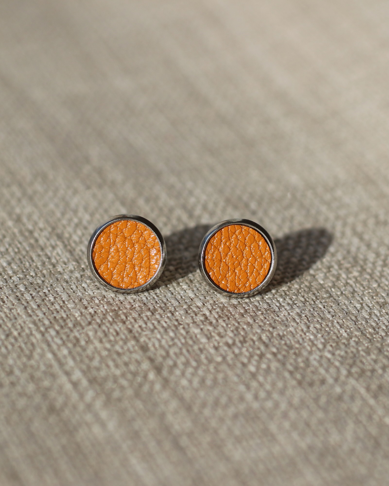 Boucles d’oreilles minimalistes en cuir orange avec contour argenté