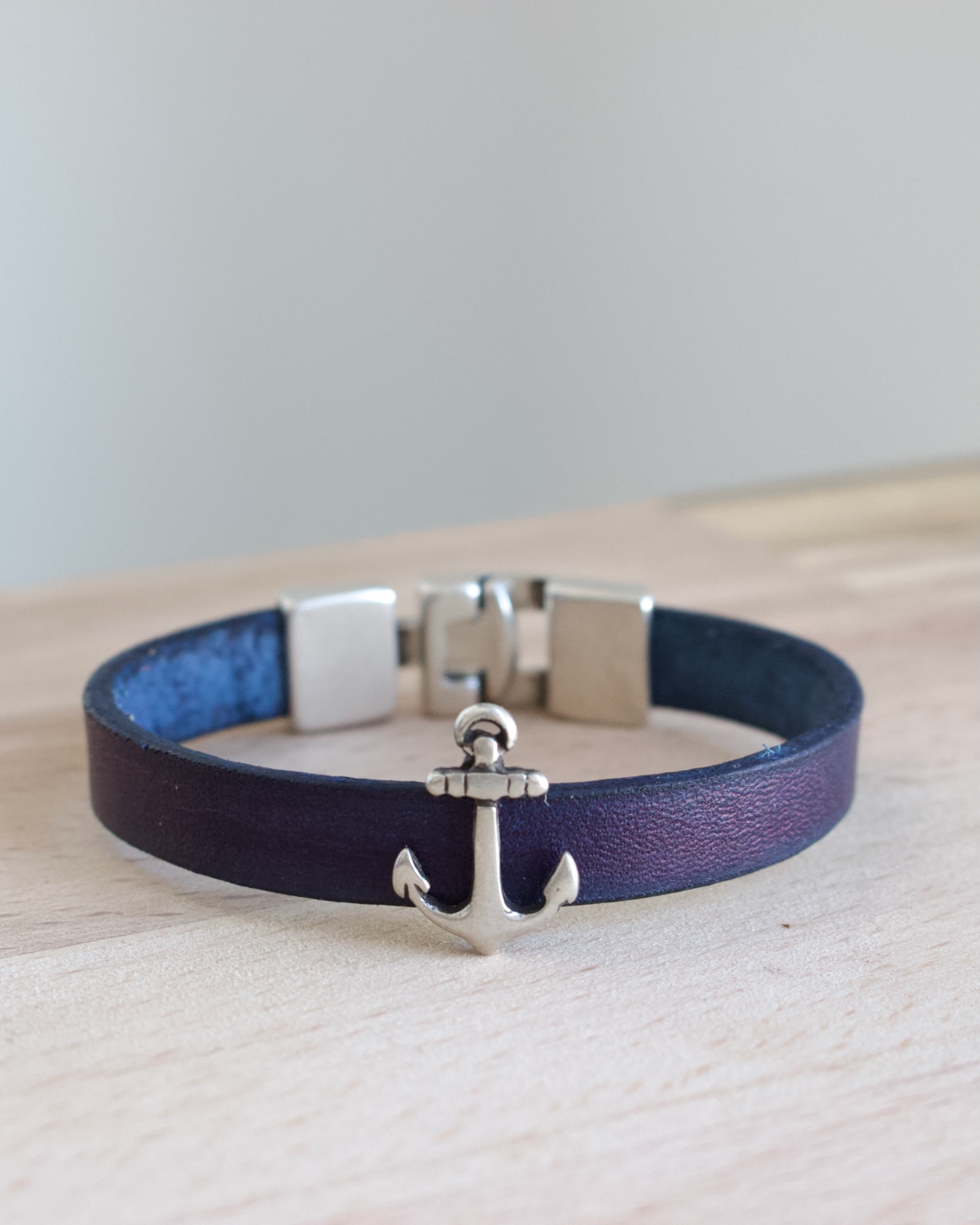 bracelet-bleu-ancre-cuir-maroquinerie-francaise Bracelet en cuir bleu avec ancre décorative réalisé en maroquinerie artisanale française