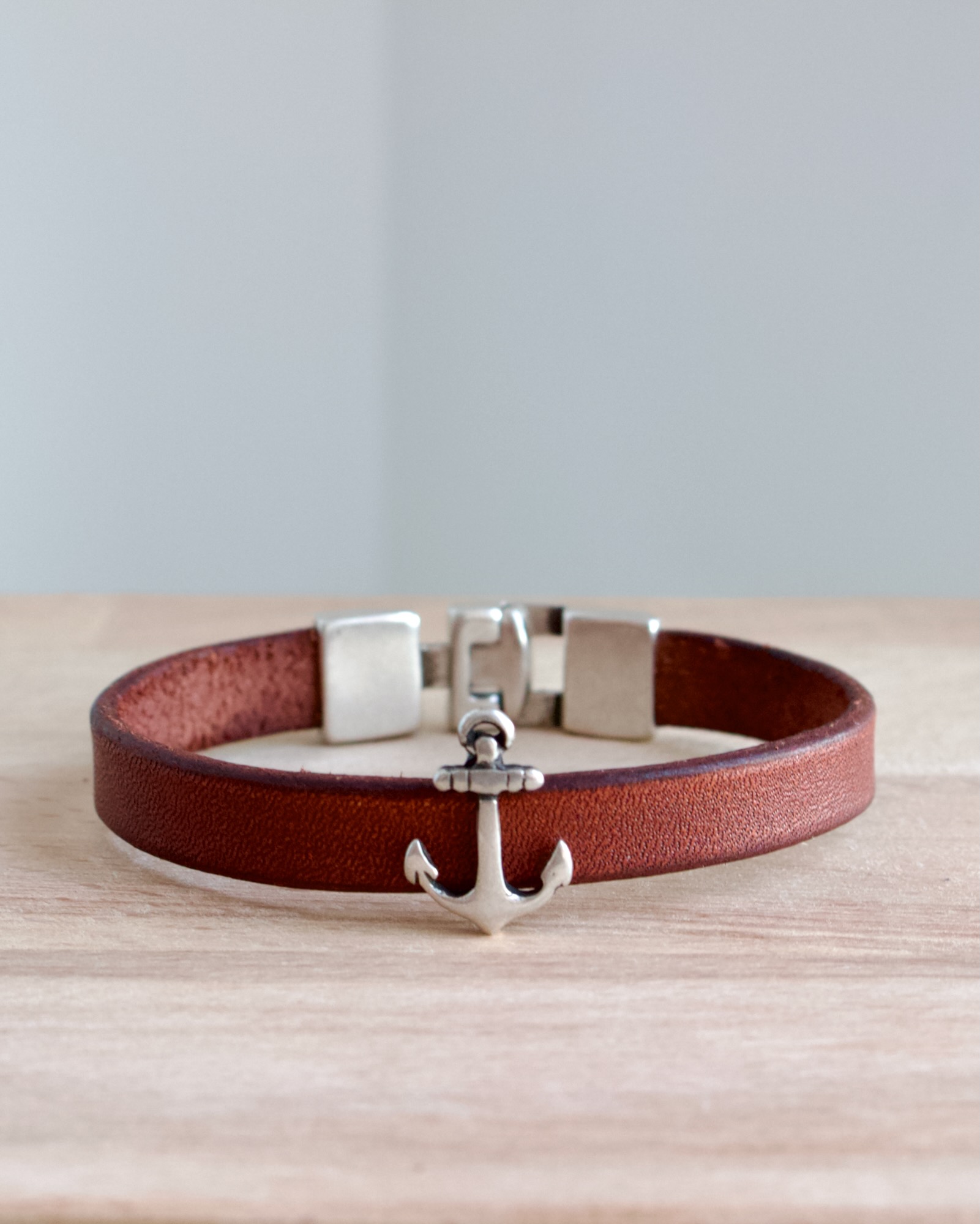 bracelet-cuir-ancre-marine-artisanal Bracelet en cuir artisanal avec ancre marine en métal argenté