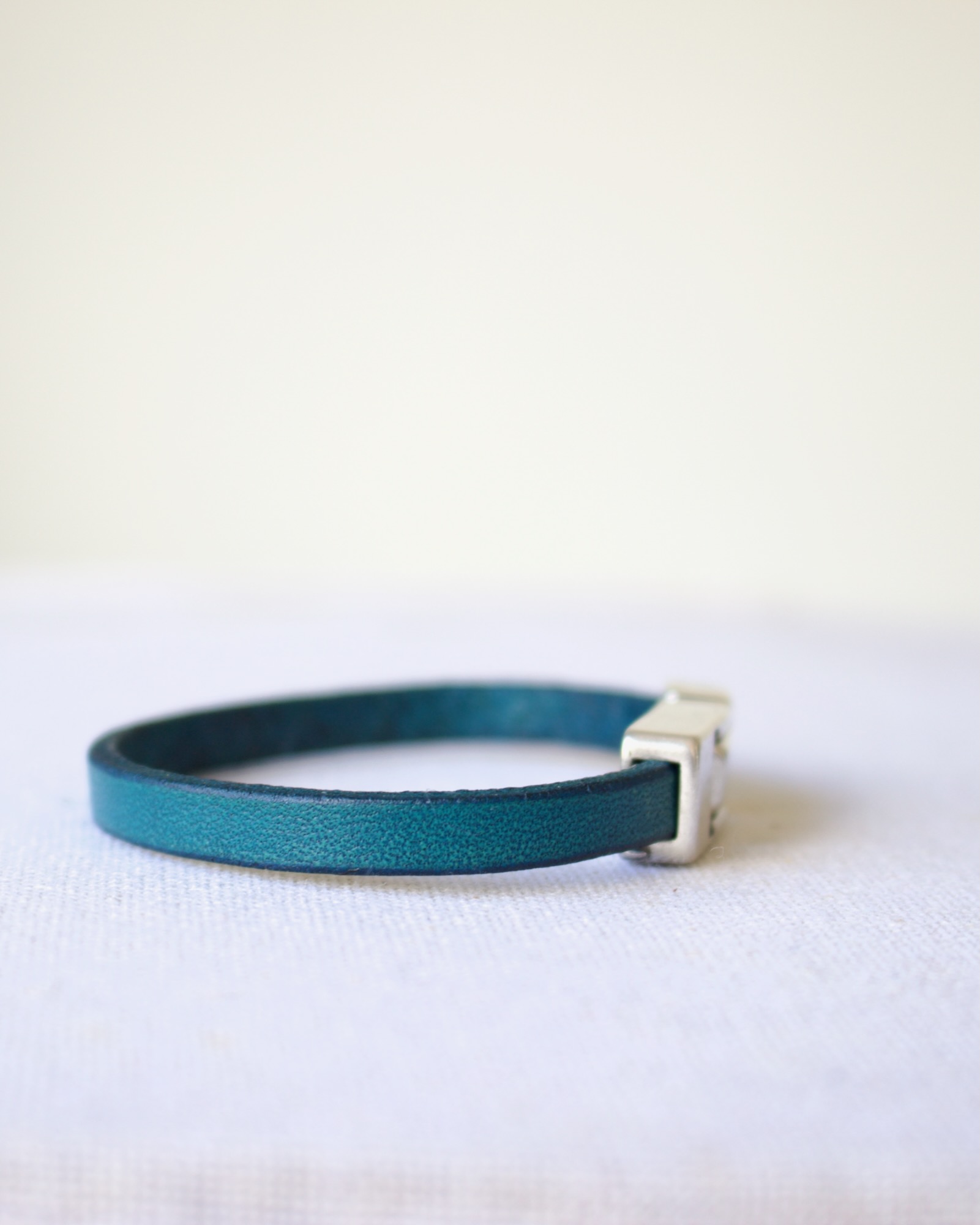bracelet-cuir-artisanal-fermoir-metal-aimante Bracelet artisanal en cuir avec fermoir métallique aimanté