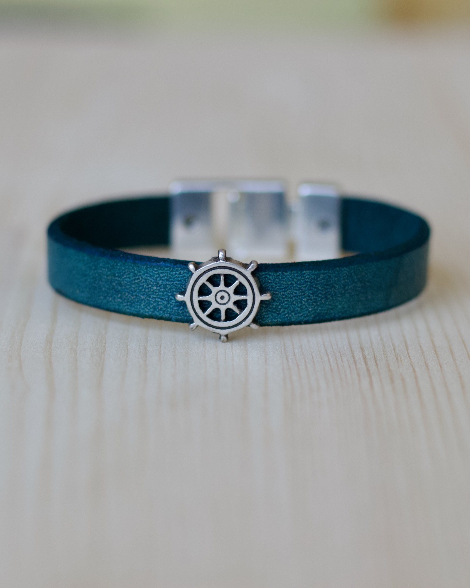 bracelet-cuir-turquoise-barre-gouvernail Bracelet en cuir turquoise avec coulissant gouvernail inspiré de l’univers marin
