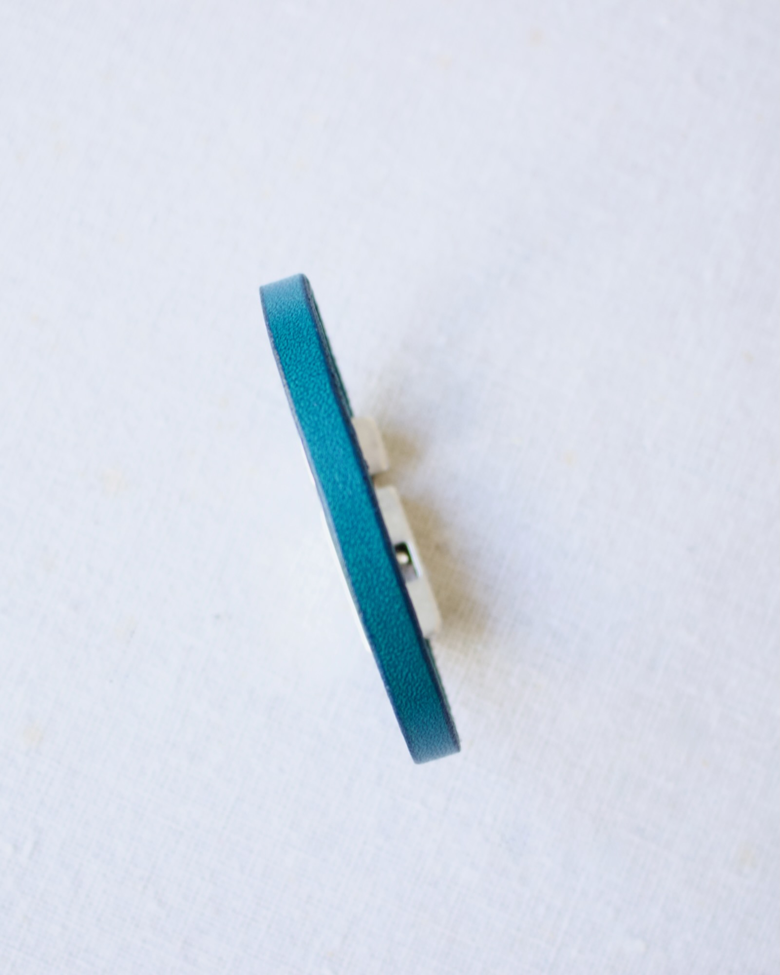 bracelet-cuir-bleu-minimaliste-artisanal Bracelet minimaliste en cuir bleu fabriqué artisanalement à la main