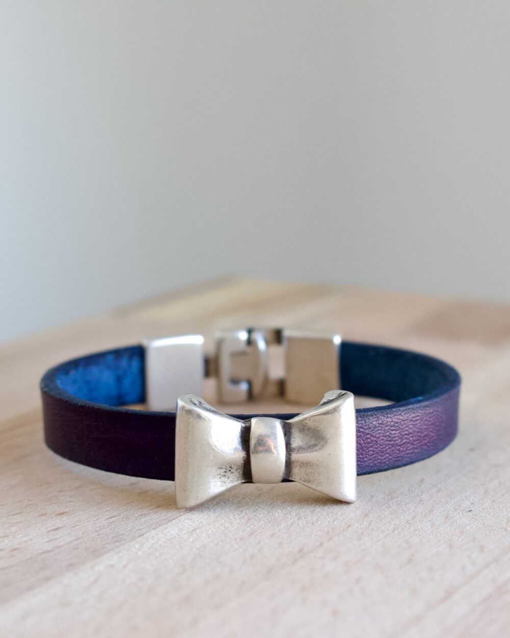 Bracelet en cuir au design contemporain réalisé en maroquinerie artisanale