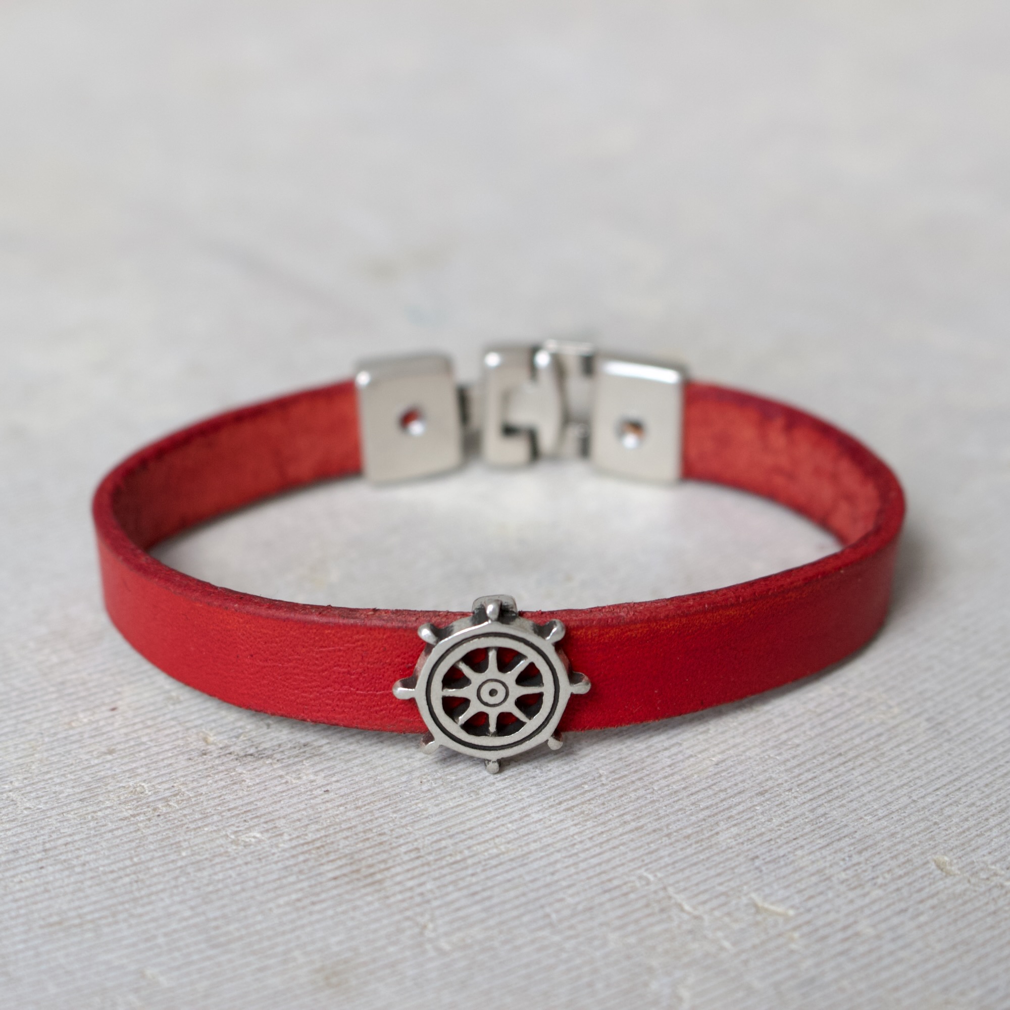bracelet-cuir-fermoir-metal-gouvernail Bracelet en cuir véritable avec fermoir métallique et motif gouvernail de bateau