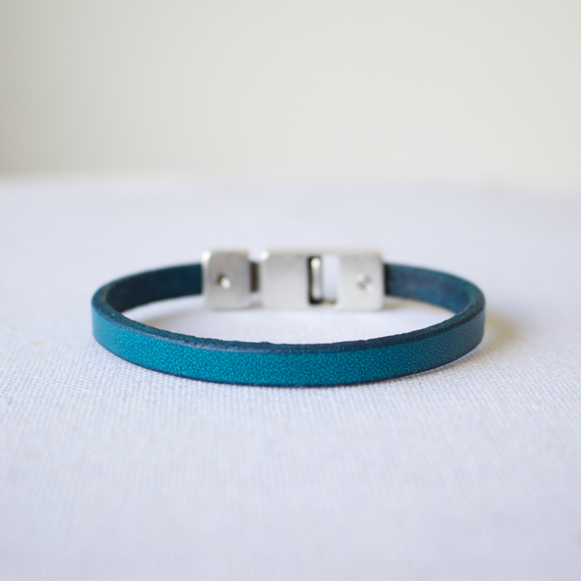 bracelet-cuir-fin-bleu-turquoise Bracelet fin en cuir bleu turquoise avec fermoir métallique argenté