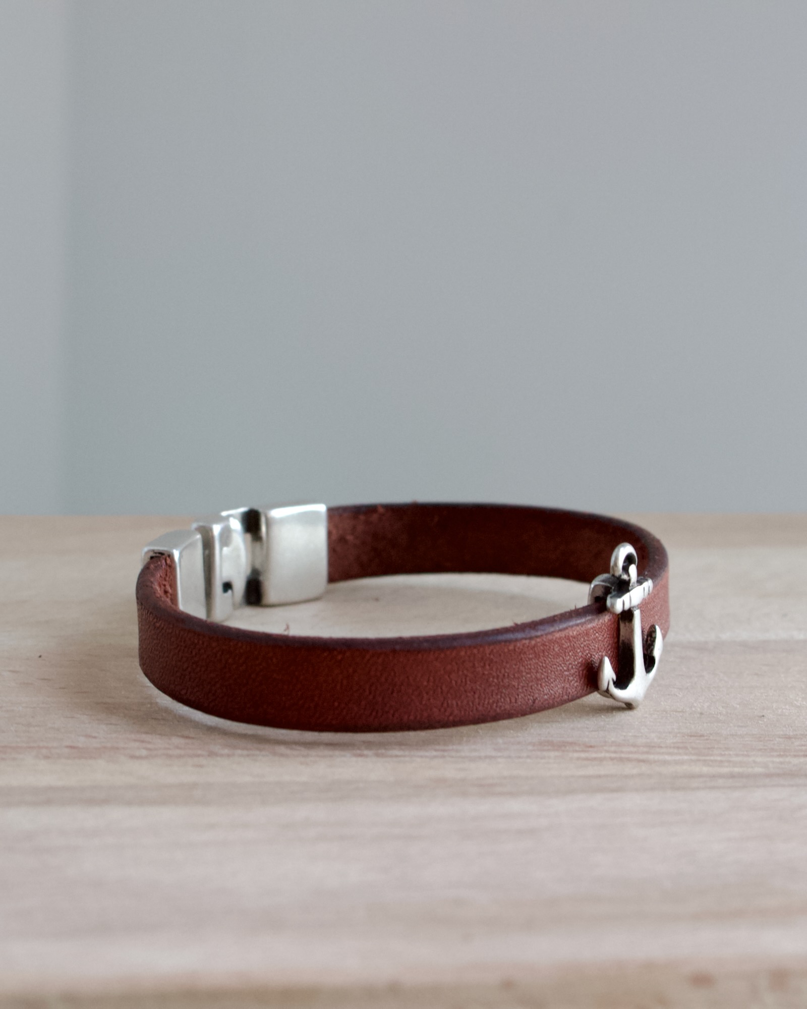 bracelet-cuir-marron-ancre-bateau Bracelet marron en cuir véritable avec pendentif ancre de bateau