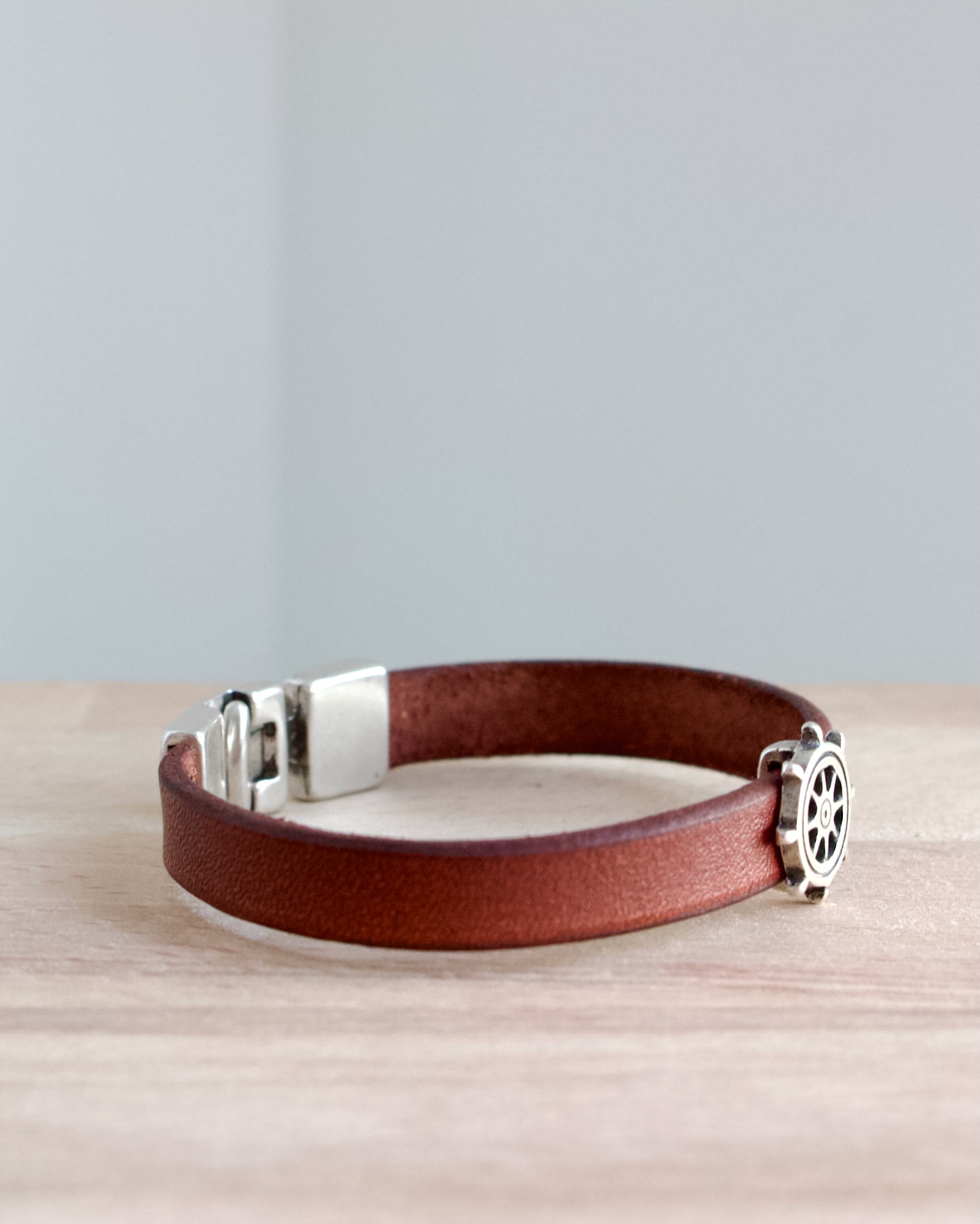 bracelet-cuir-marron-style-nautique Bracelet en cuir marron style nautique avec pendentif gouvernail argenté