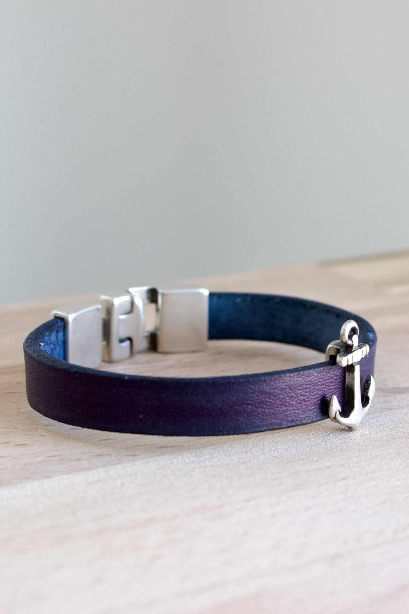 bracelet-cuir-minimaliste-ancre-argent Bracelet minimaliste en cuir avec ancre argentée et fermoir métallique