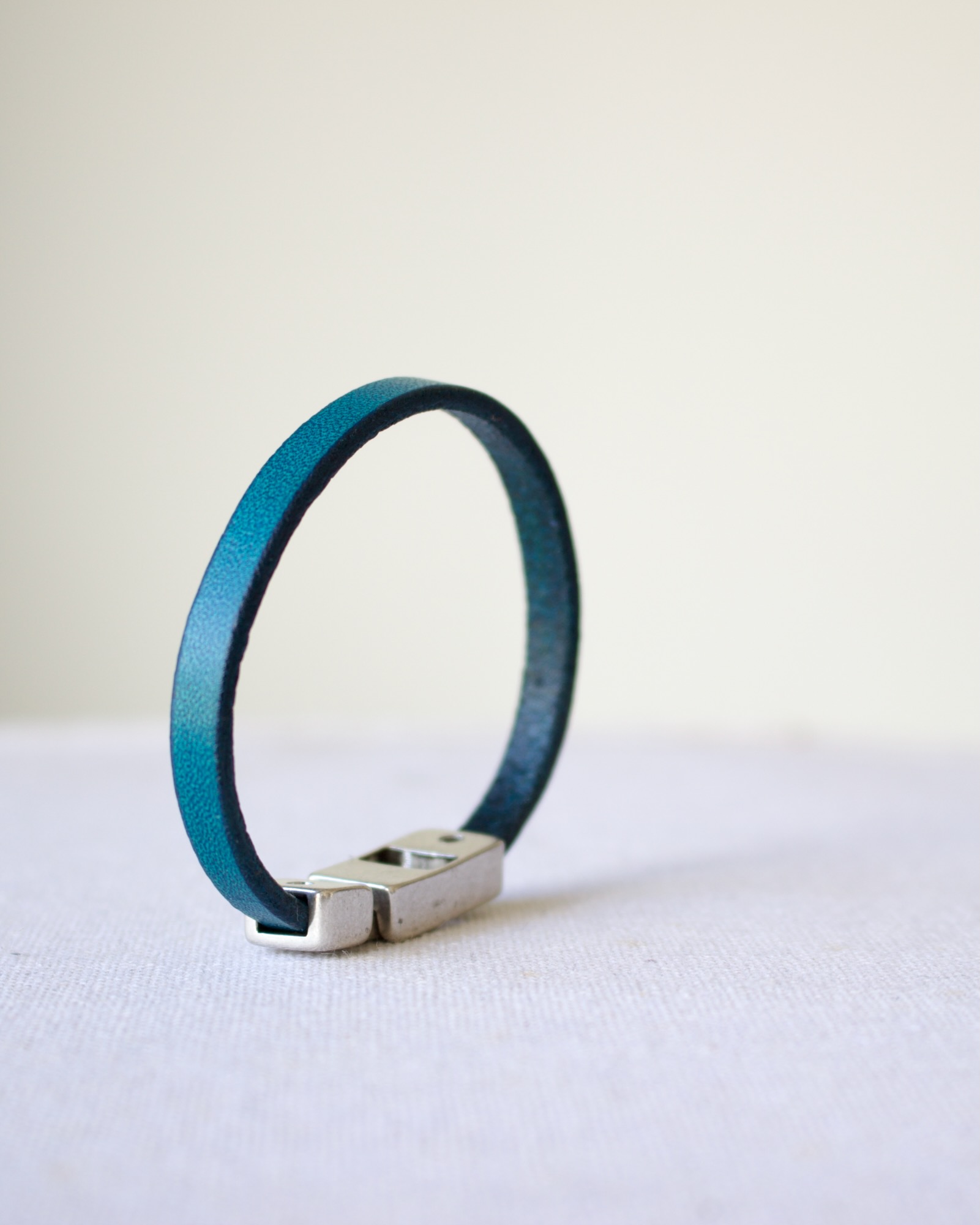 bracelet-cuir-minimaliste-fait-main-france Bracelet minimaliste en cuir fait main en France avec style sobre et élégant