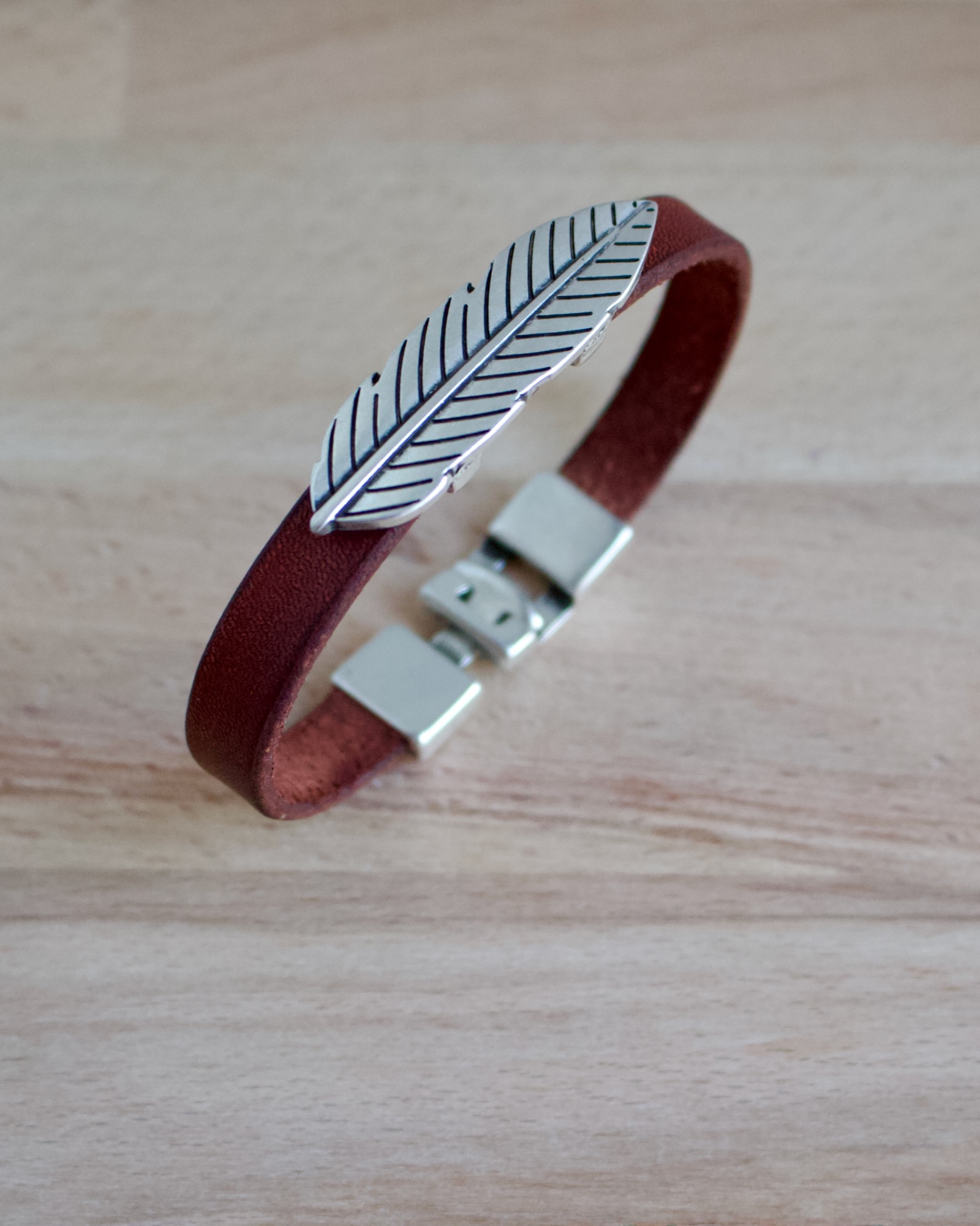 bracelet-cuir-motif-feuille-nature Bracelet en cuir véritable avec motif feuille inspiré de la nature