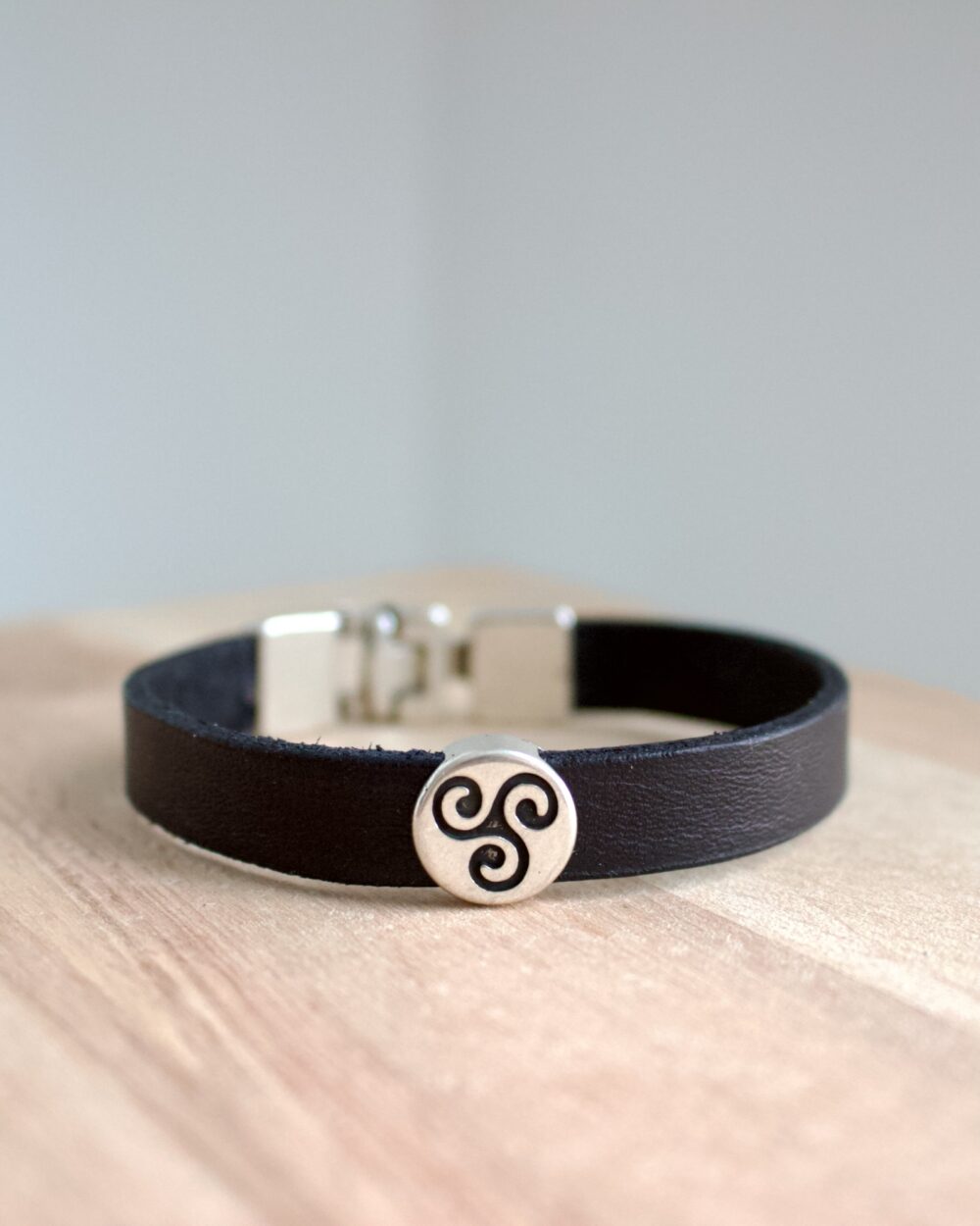 Bracelet en cuir style celtique fabriqué artisanalement à la main