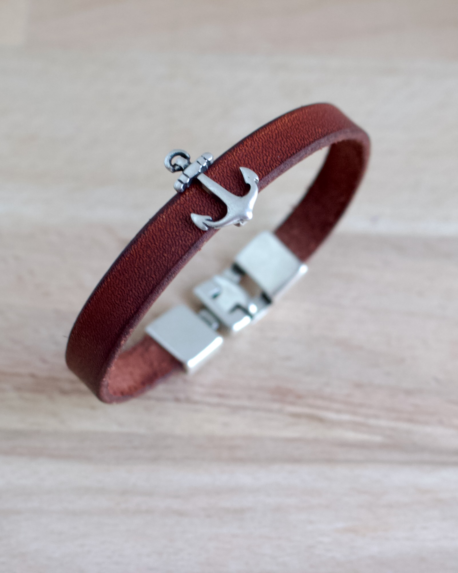bracelet-cuir-style-marin-fait-main Bracelet en cuir style marin fabriqué artisanalement à la main