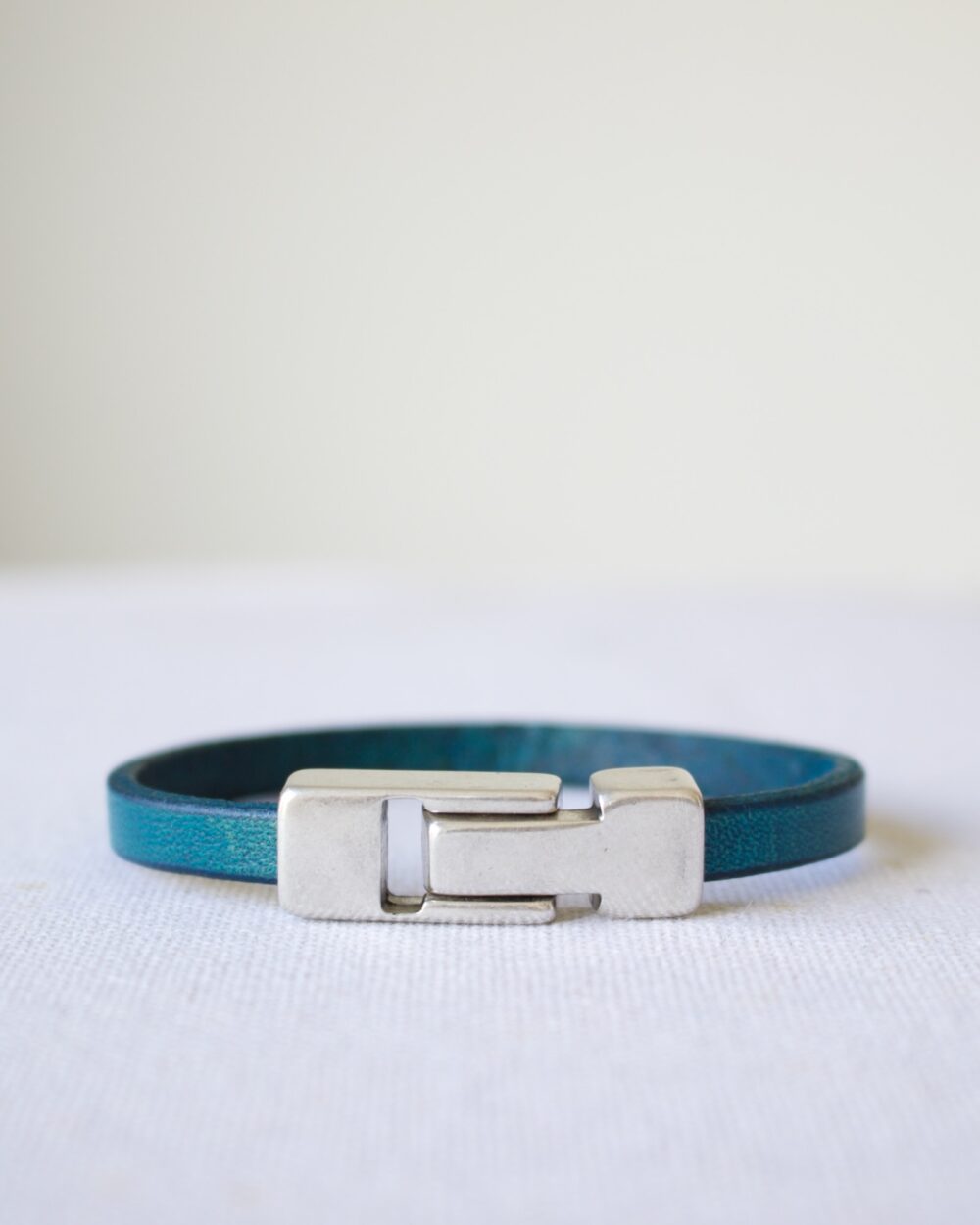 racelet unisexe en cuir véritable au design épuré et contemporain