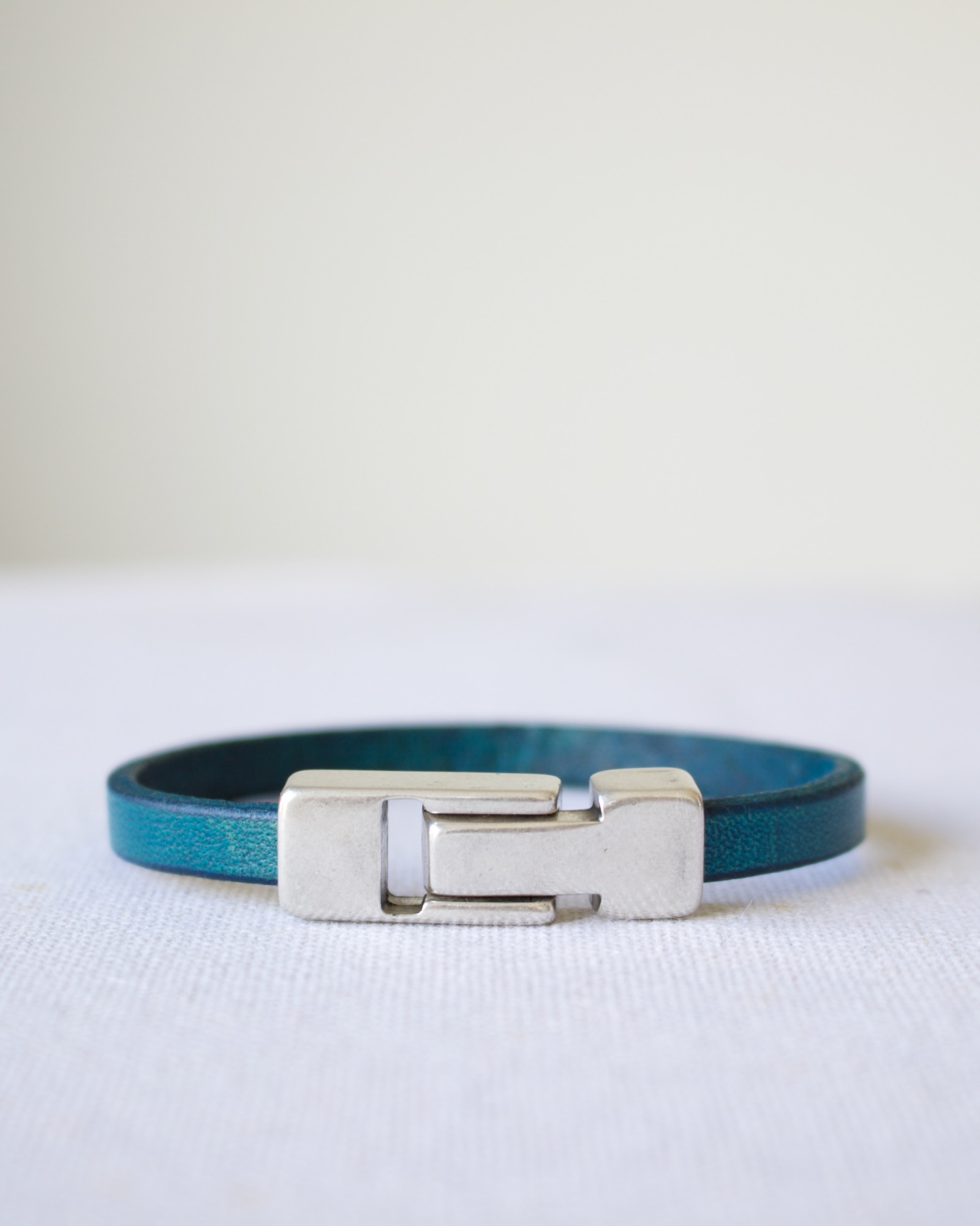 bracelet-cuir-unisexe-design-epure racelet unisexe en cuir véritable au design épuré et contemporain