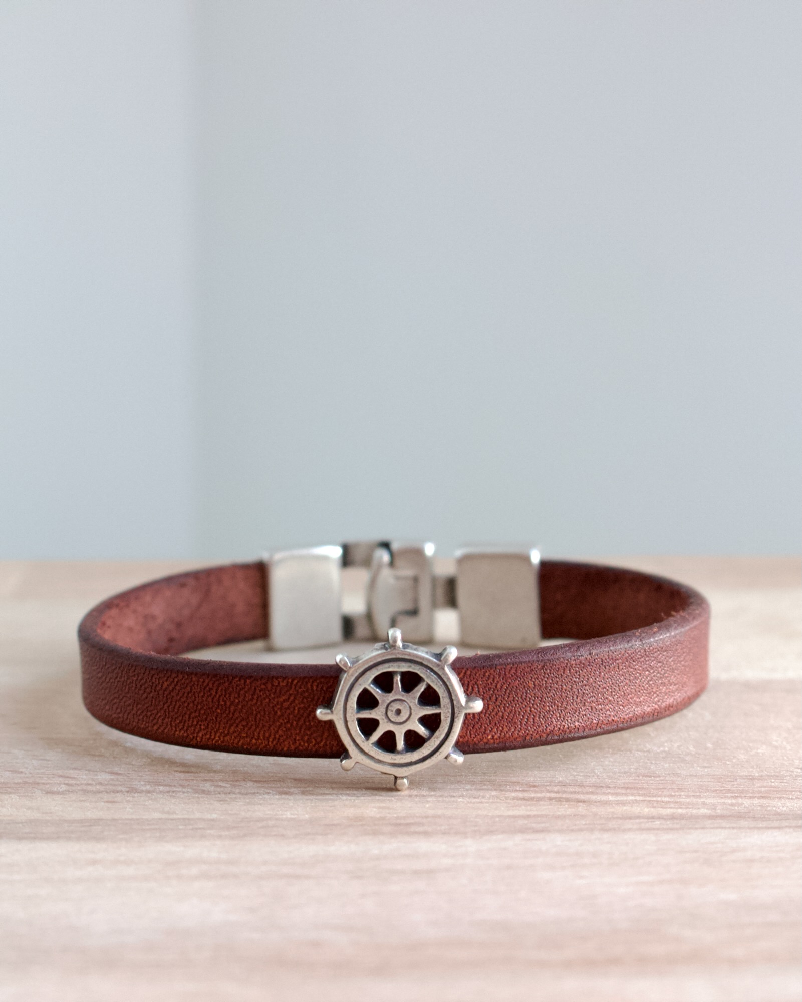 bracelet-marin-cuir-artisanal-fait-main Bracelet marin en cuir artisanal avec symbole de barre de bateau en métal