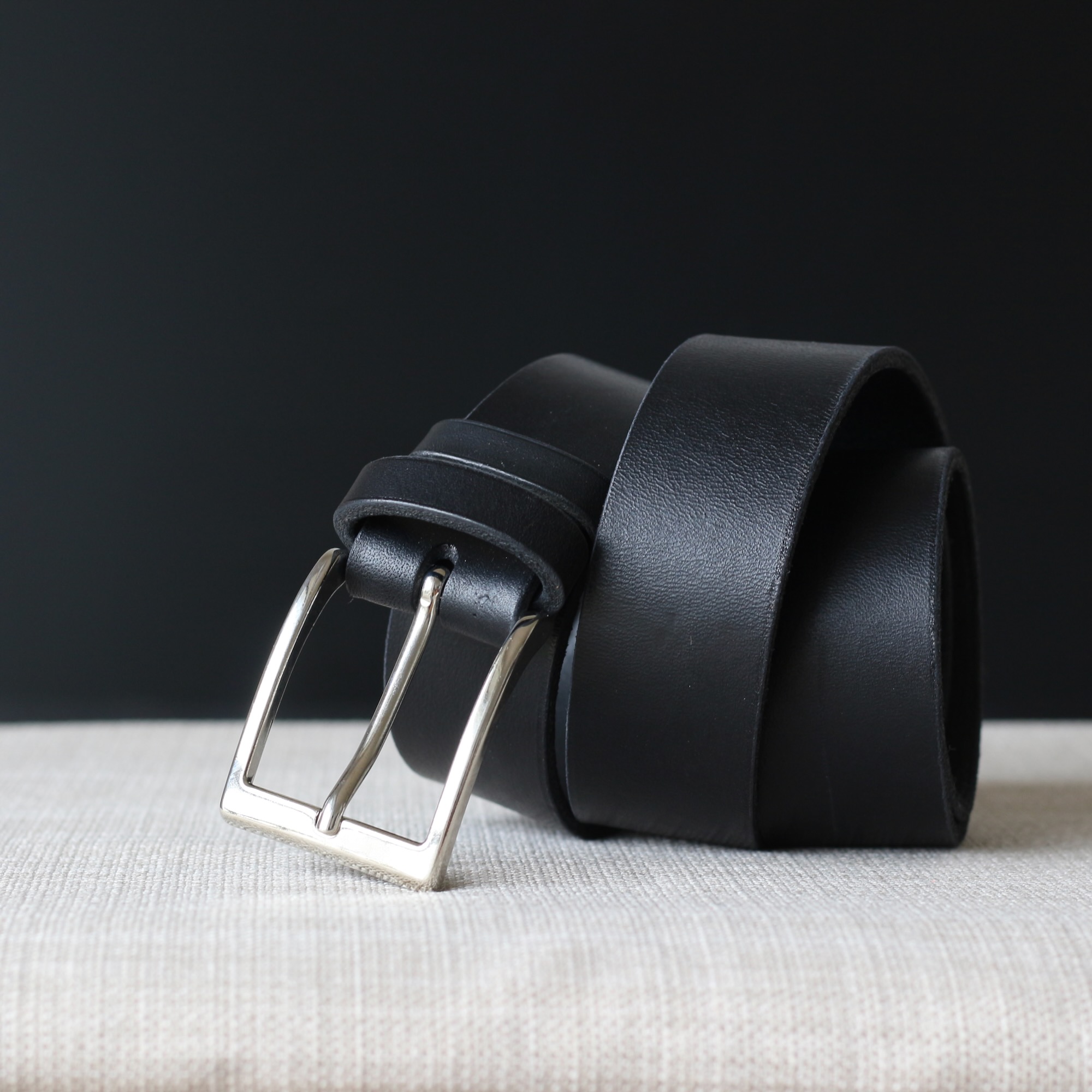 ceinture-cuir-jean-style-classique Ceinture en cuir de 3,5 cm de large adaptée pour un jean au style classique et élégant fabriquée artisanalement