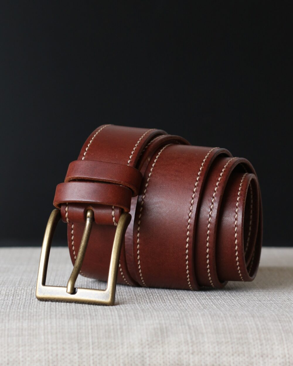 Ceinture en cuir marron de 3,5 cm de large avec couture décorative artisanale au point sellier et finition soignée faite main