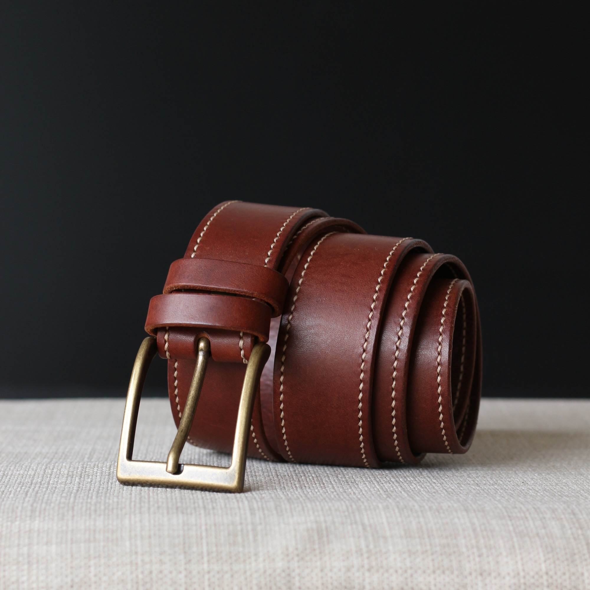 ceinture-cuir-marron-35mm-couture-decorative Ceinture en cuir marron de 3,5 cm de large avec couture décorative artisanale au point sellier et finition soignée faite main