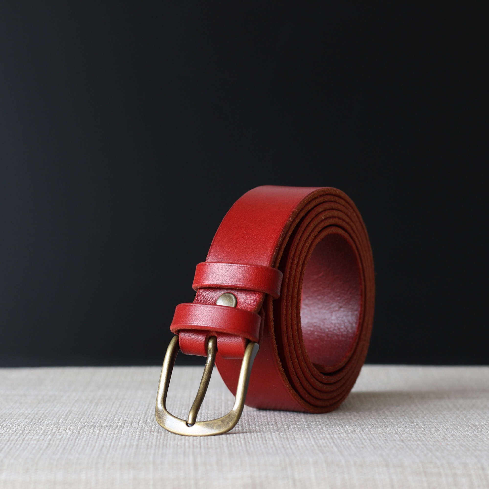ceinture-fine-cuir-vachette-rouge-30mm Ceinture en cuir de vachette rouge faite main largeur 3 cm style élégant et minimaliste