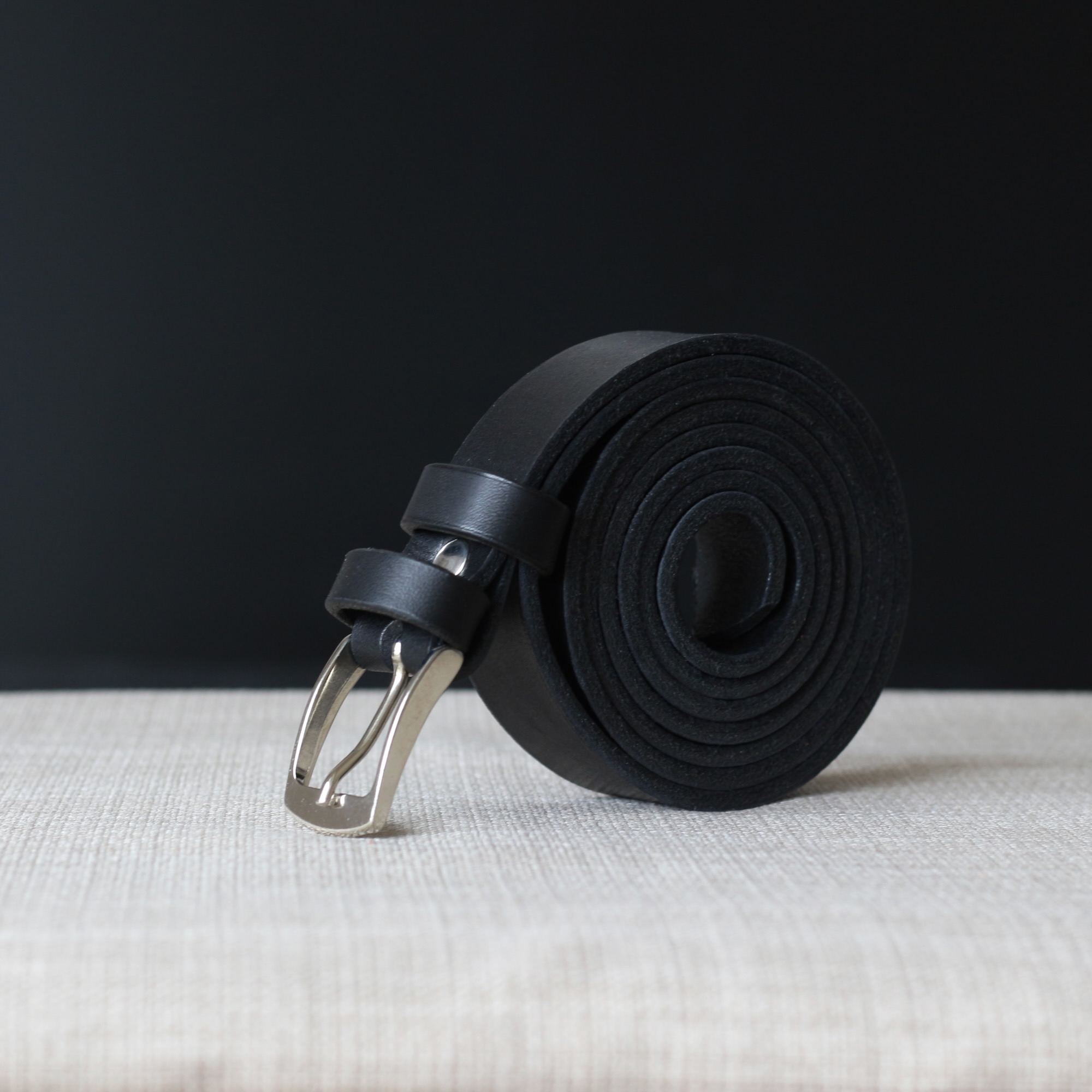 ceinture-fine-cuir-vachette-artisanale Ceinture fine en cuir de vachette fabriquée à la main largeur 2,5 cm