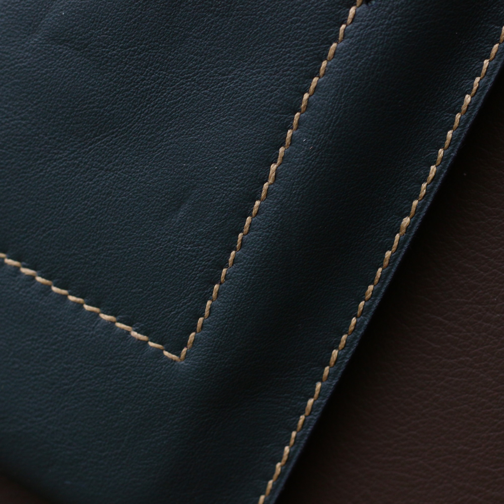 detail-housse-telephone-cuir-premium Pochette de téléphone – Image 10