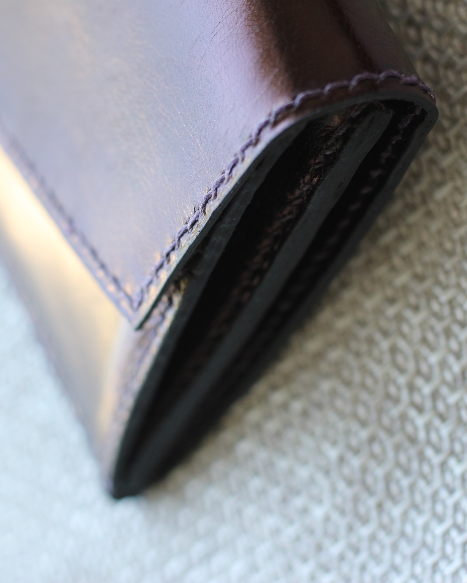 details-portefeuille-cuir-artisanal Portefeuille de luxe en cuir avec design contemporain et fabrication artisanale