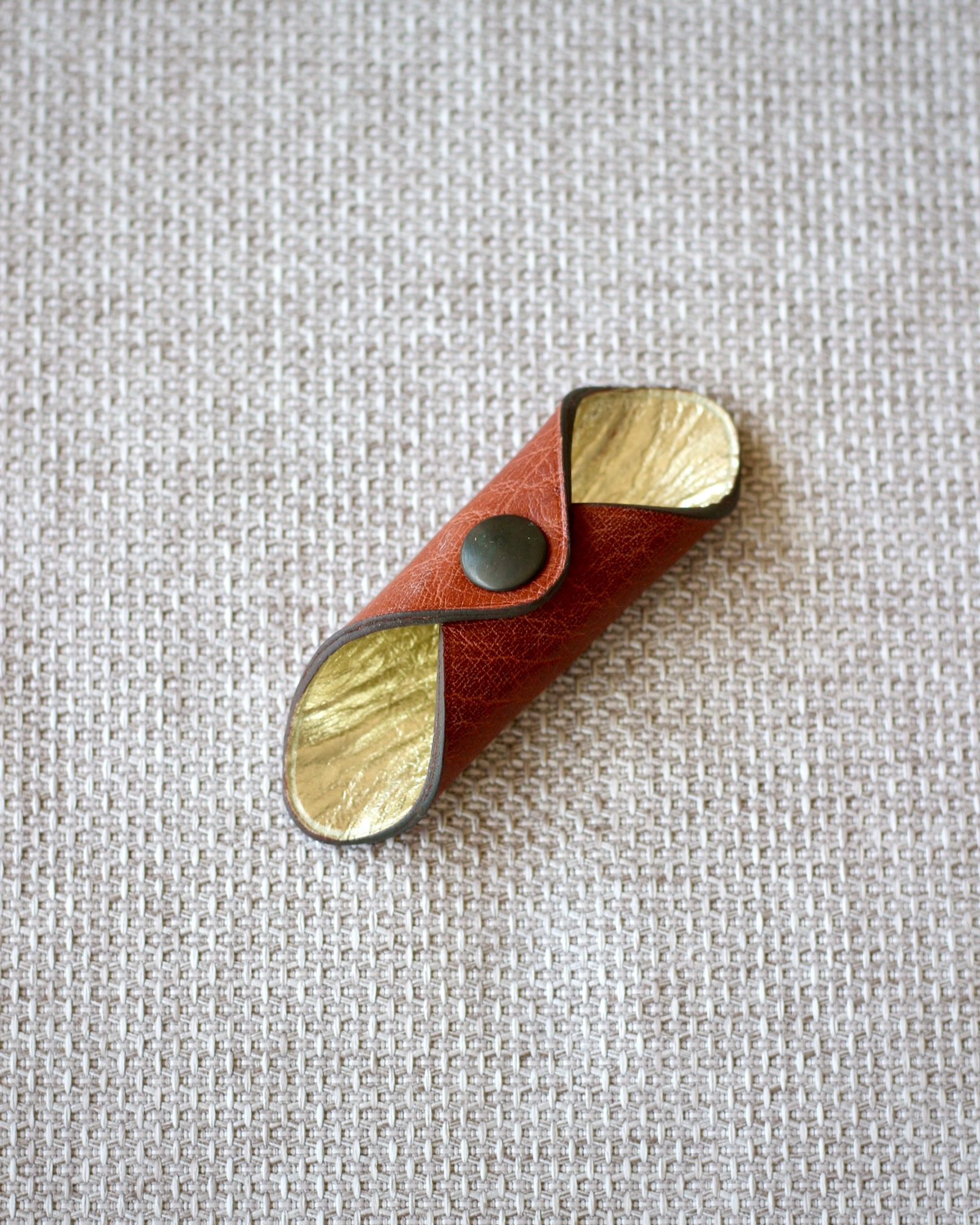 enrouleur-cable-cuir-artisan-francais Enrouleur de câble en cuir fabriqué à la main en France