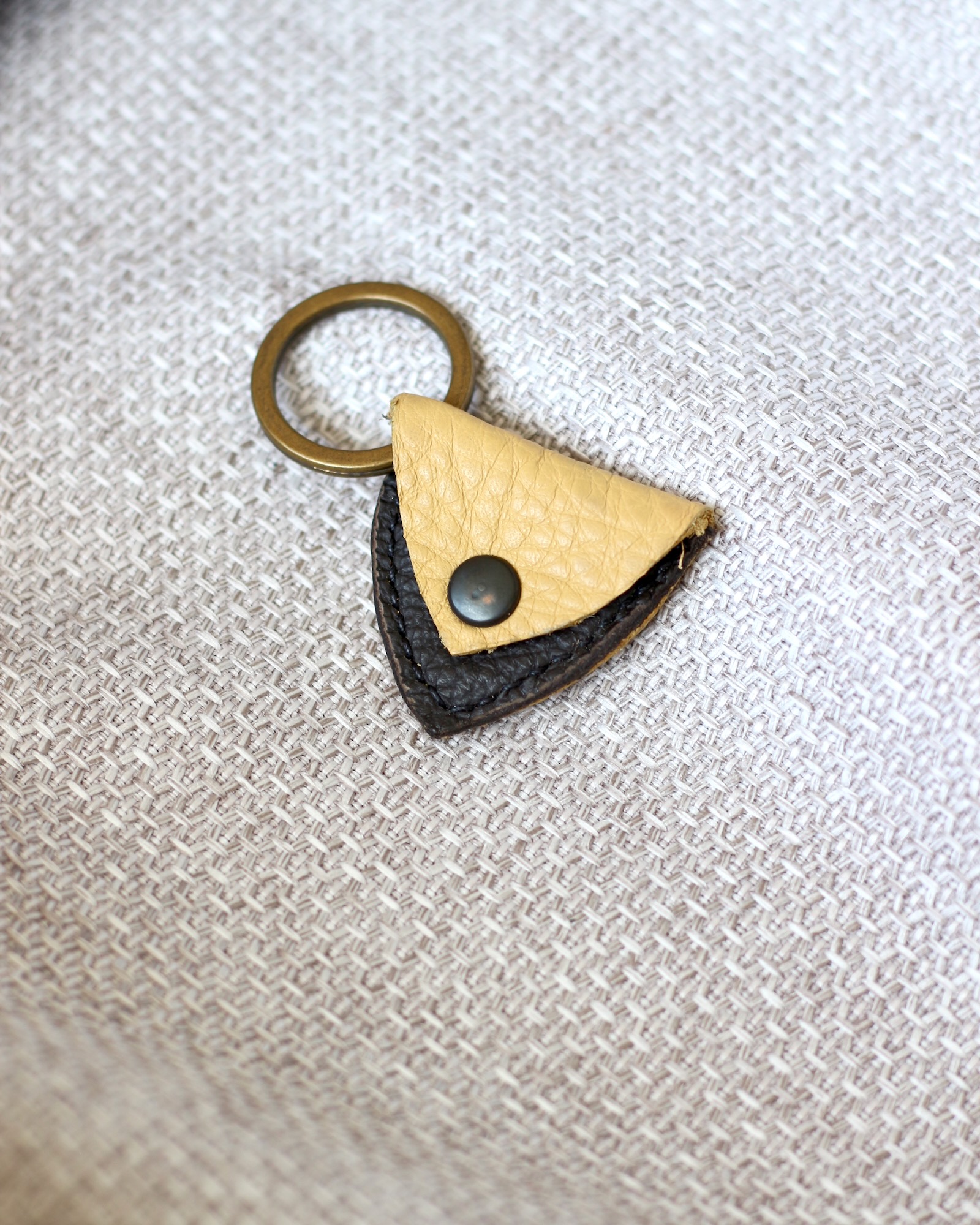 etui-cuir-mediator-compact Étui compact en cuir pour médiator de guitare au design épuré