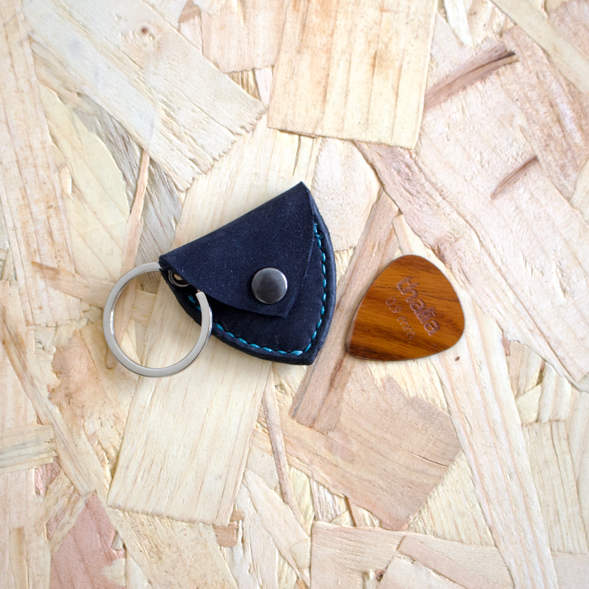etui-mediator-cuir-artisanal Étui à médiator en cuir véritable fabriqué artisanalement à la main
