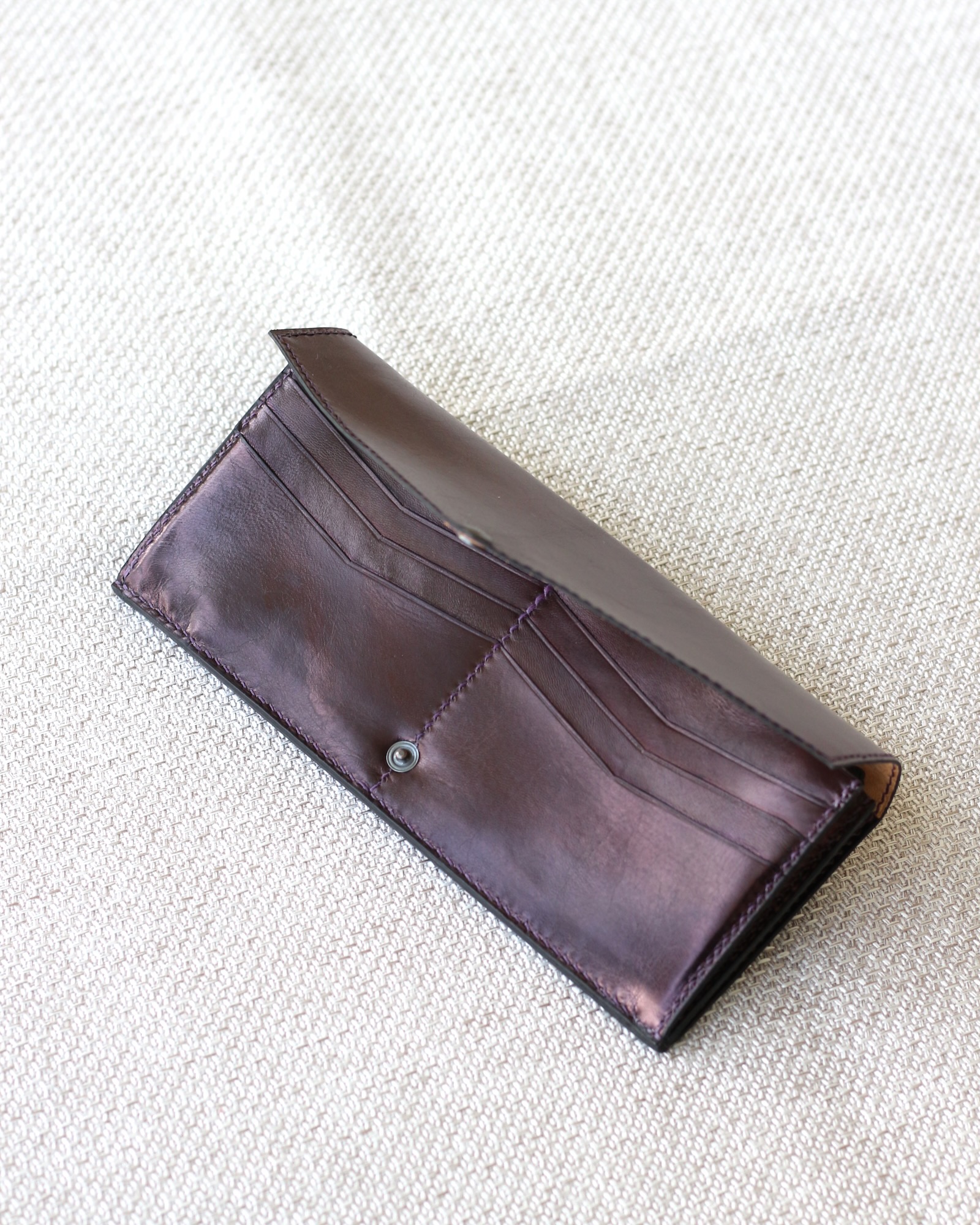 grand-portefeuille-horizontal-maroquinerie-francaise Portefeuille en cuir véritable réalisé à la main dans un atelier français