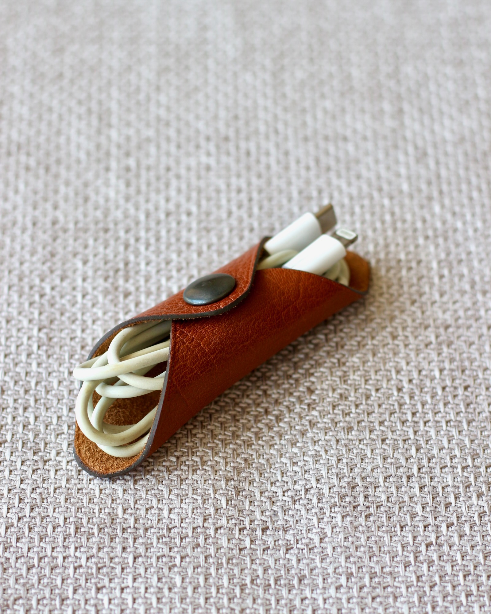 organisateur-cable-cuir-petit-format Petit organisateur de câble en cuir pratique et compact