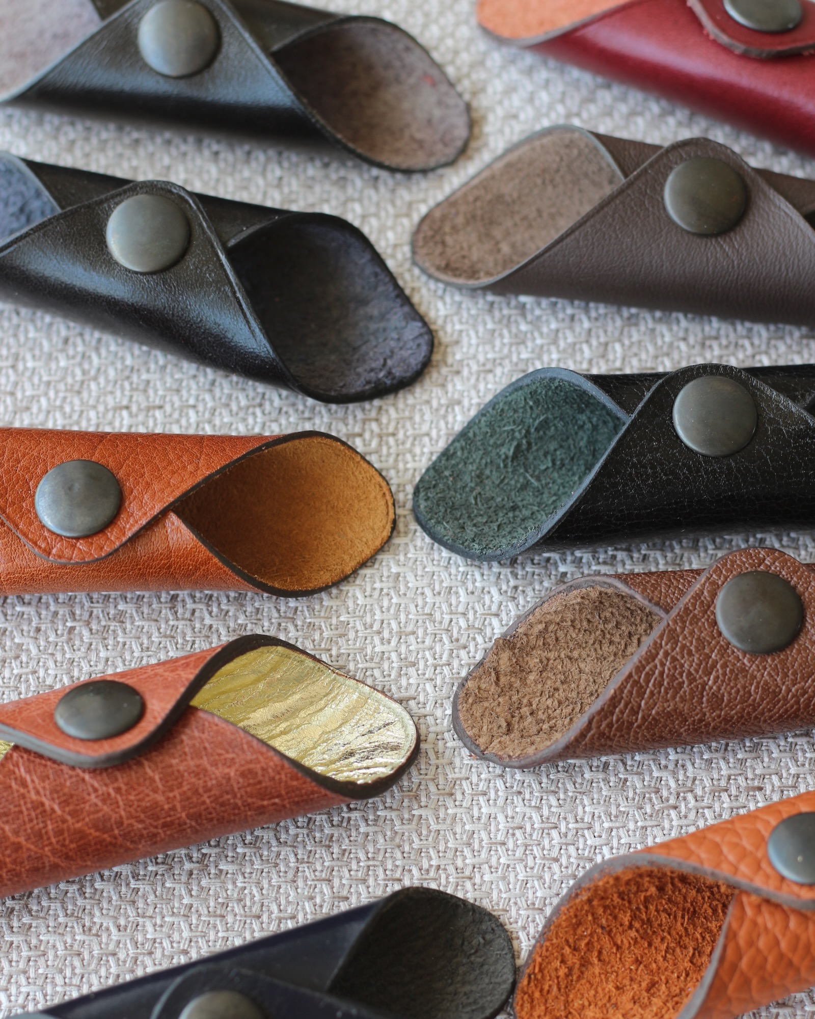 organisateur-cable-cuir-vachette Organisateur de câble en cuir véritable fabriqué artisanalement