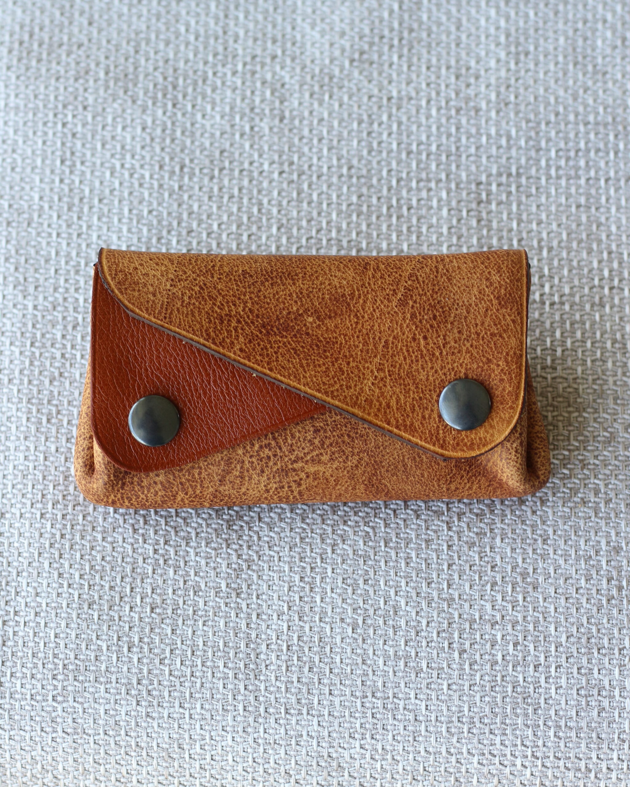 petit-portefeuille-cuir-artisan-francais Petit portefeuille en cuir fabriqué artisanalement en France