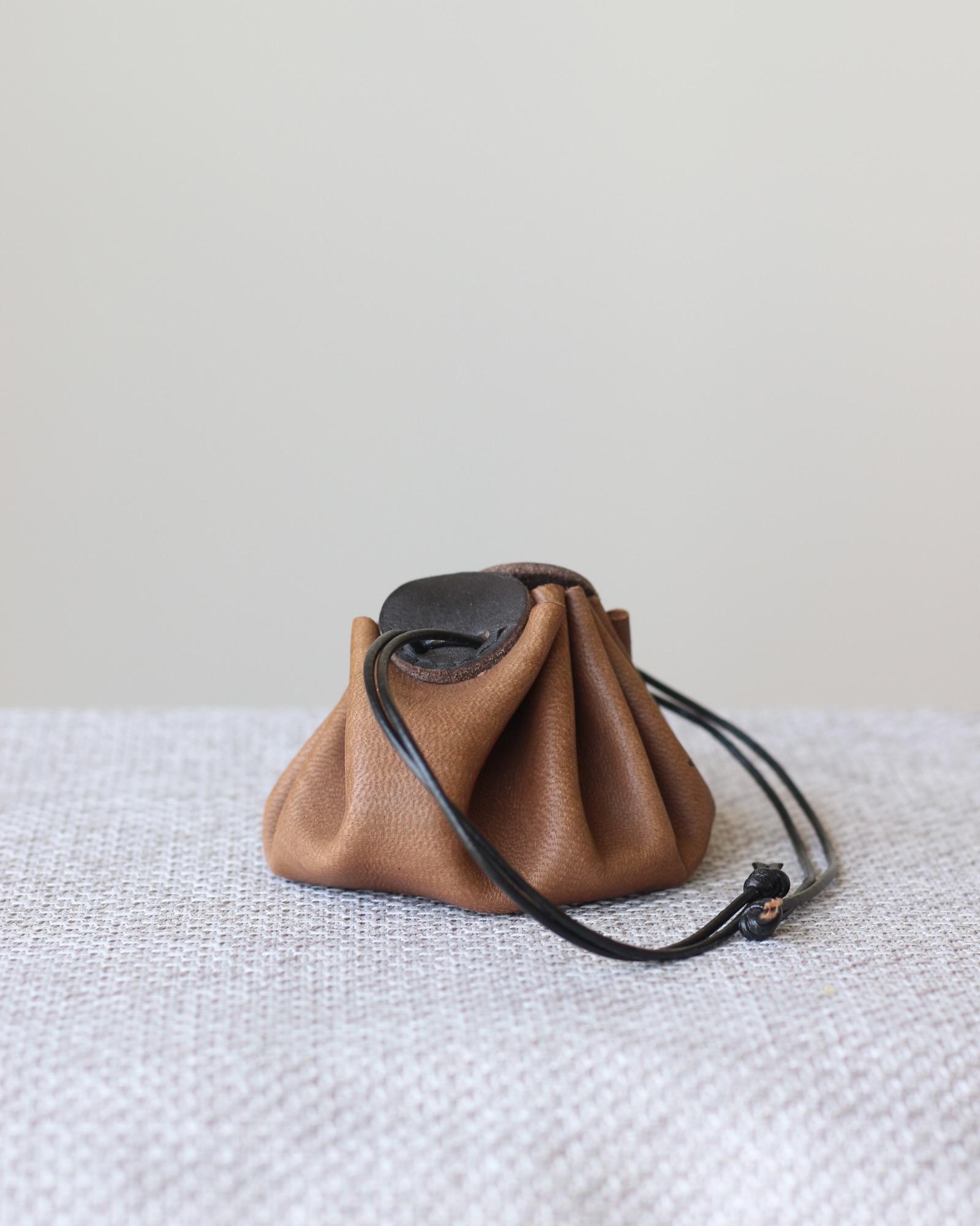 petite-bourse-cuir-accessoire-artisanal Bourse en cuir – Image 6