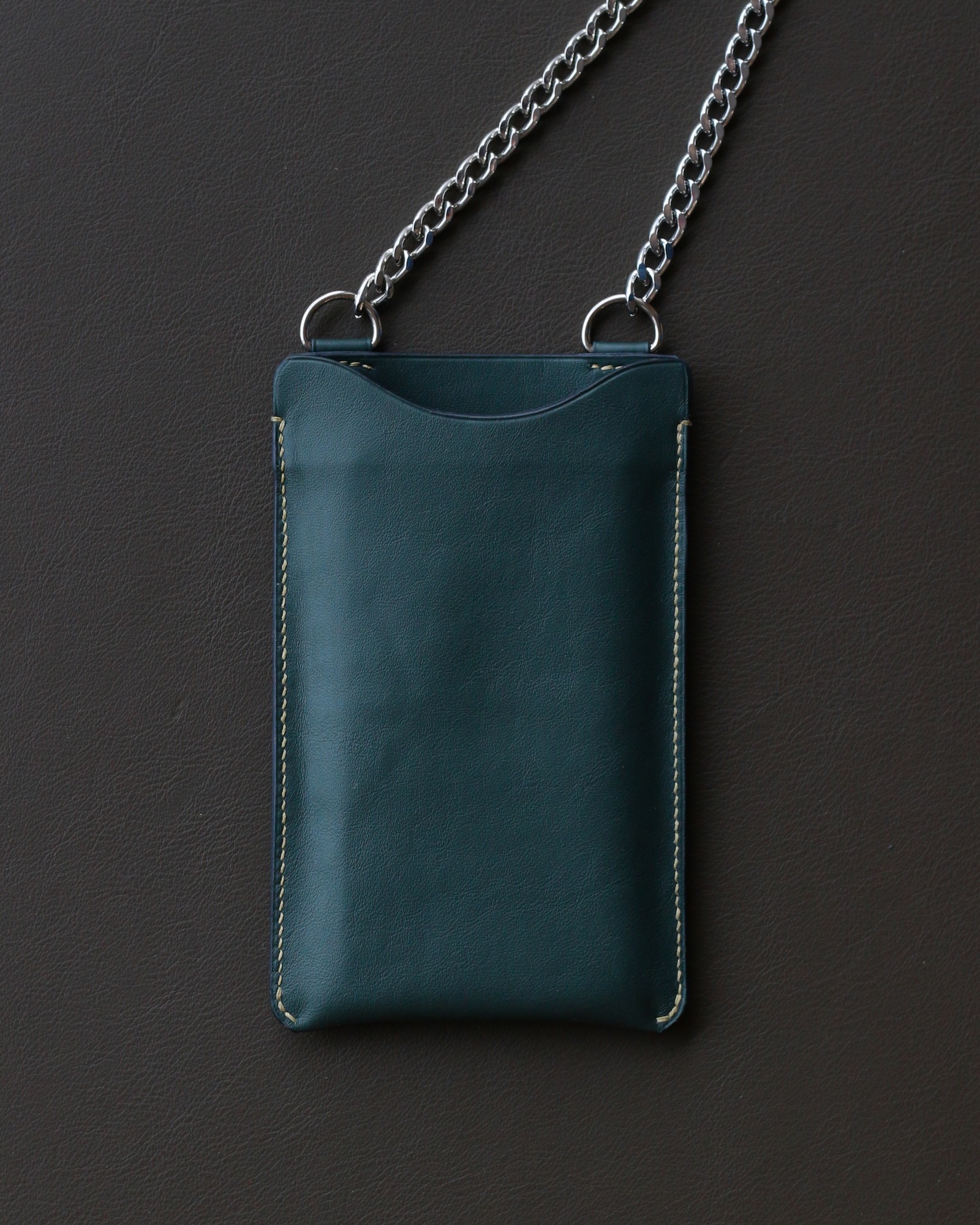 pochette-telephone-cuir-chaine-metal Pochette de téléphone