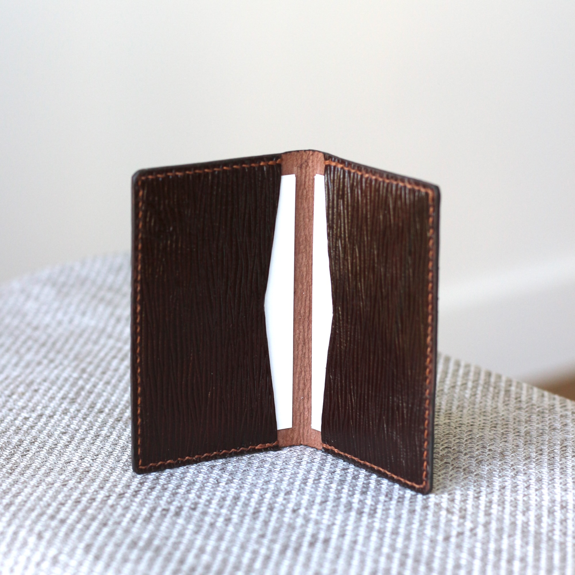 porte-carte-cuir-artisanal-marron-fonce Porte-cartes artisanal en cuir marron foncé fabriqué à la main