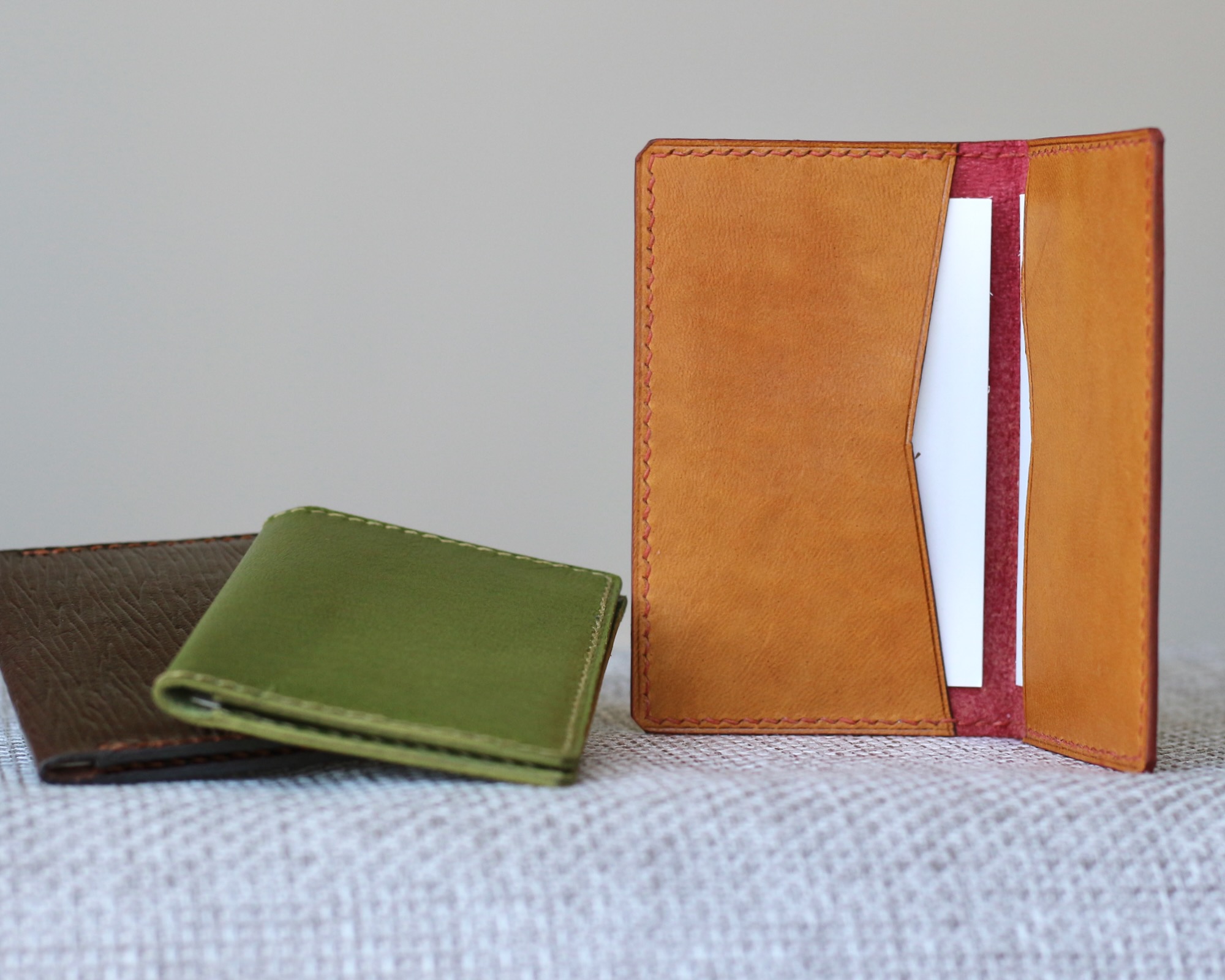porte-carte-cuir-tan-interieur-rouge Porte-cartes en cuir camel avec intérieur rouge fait main
