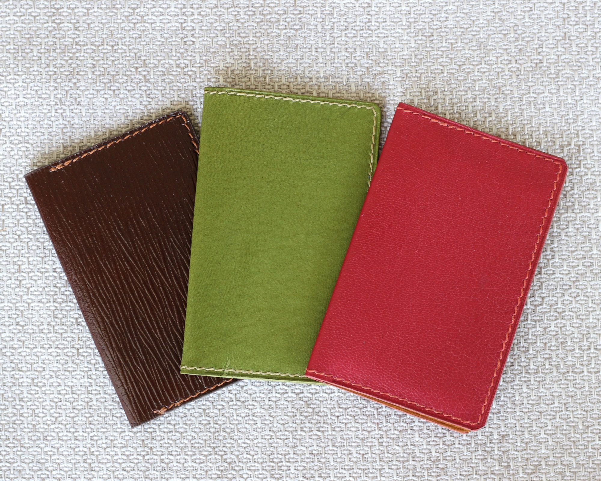 porte-carte-fin-cuir-vert Porte-cartes fin en cuir vert avec coutures artisanales