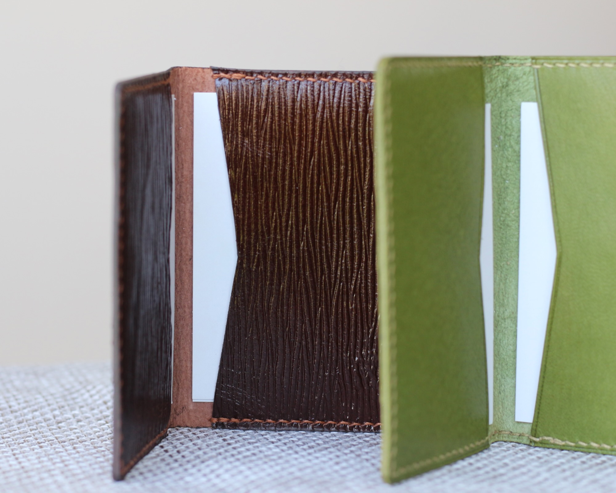 porte-cartes-cuir-niveau-a-bulle Porte-cartes en cuir artisanal Niveau à bulle
