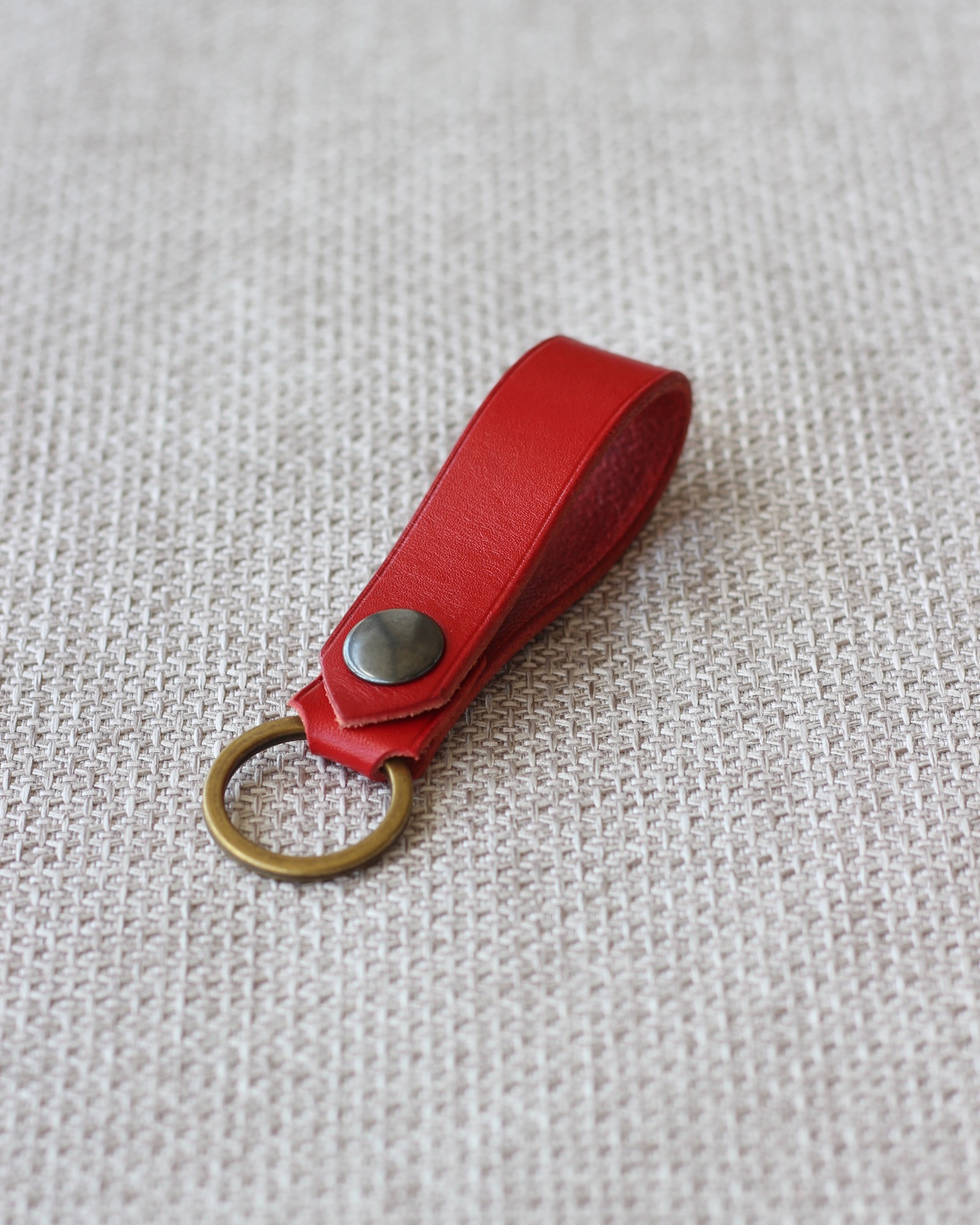 porte-cle-artisanal-cuir-rouge Porte-clés artisanal en cuir rouge