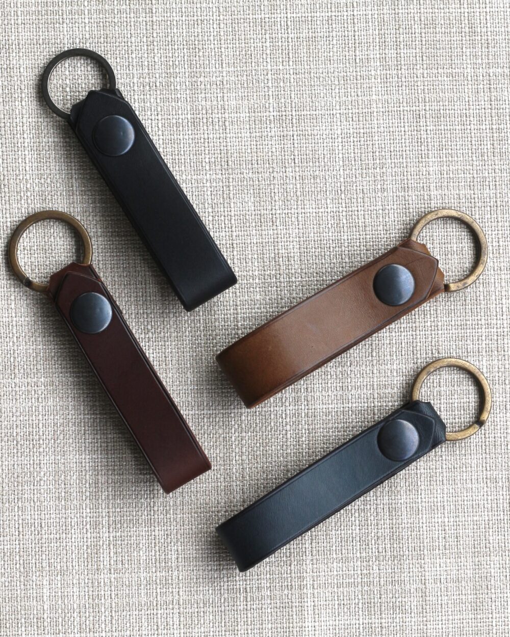 Accessoire porte-clé en cuir fait main au design contemporain