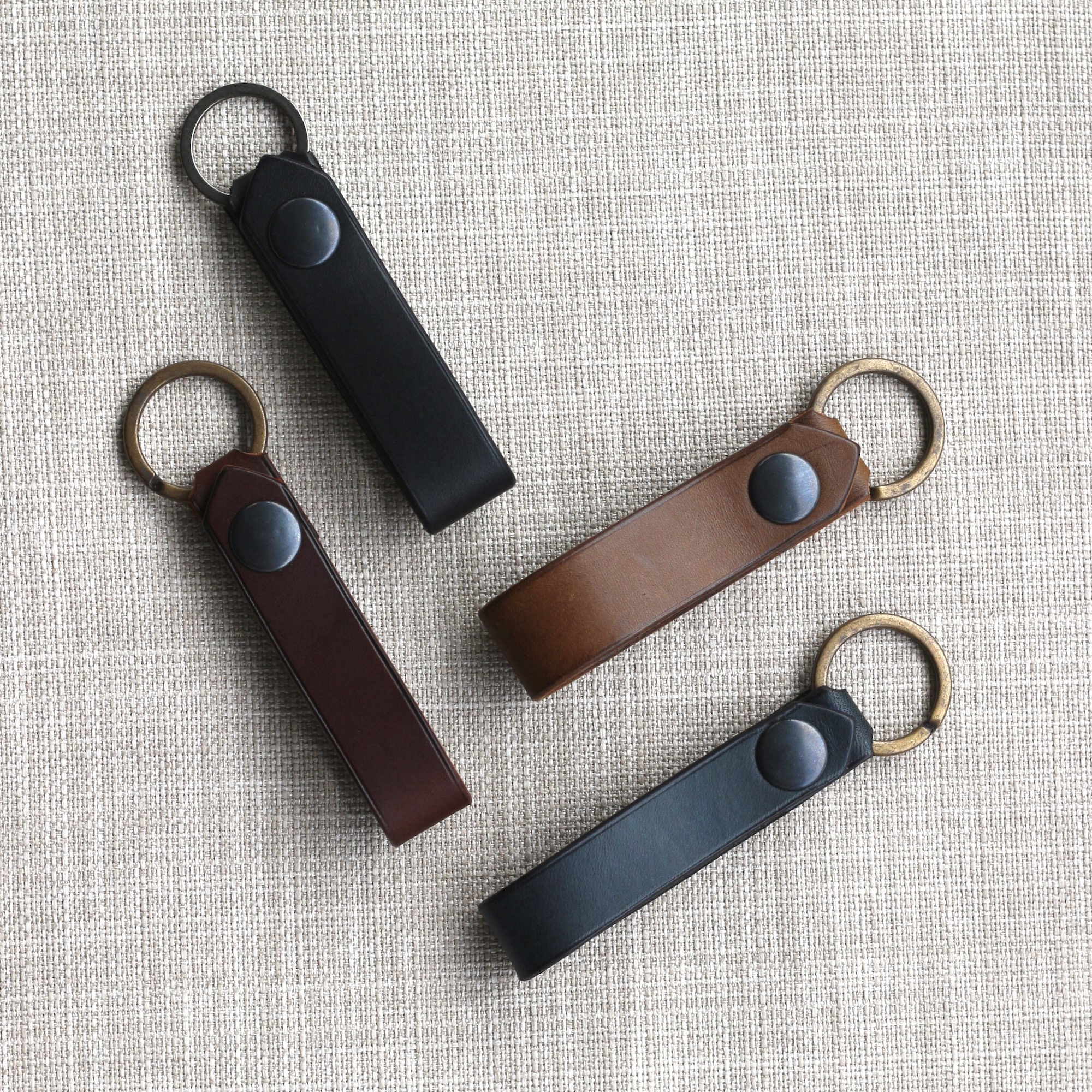 porte-cle-cuir-artisanal-fait-mai Accessoire porte-clé en cuir fait main au design contemporain